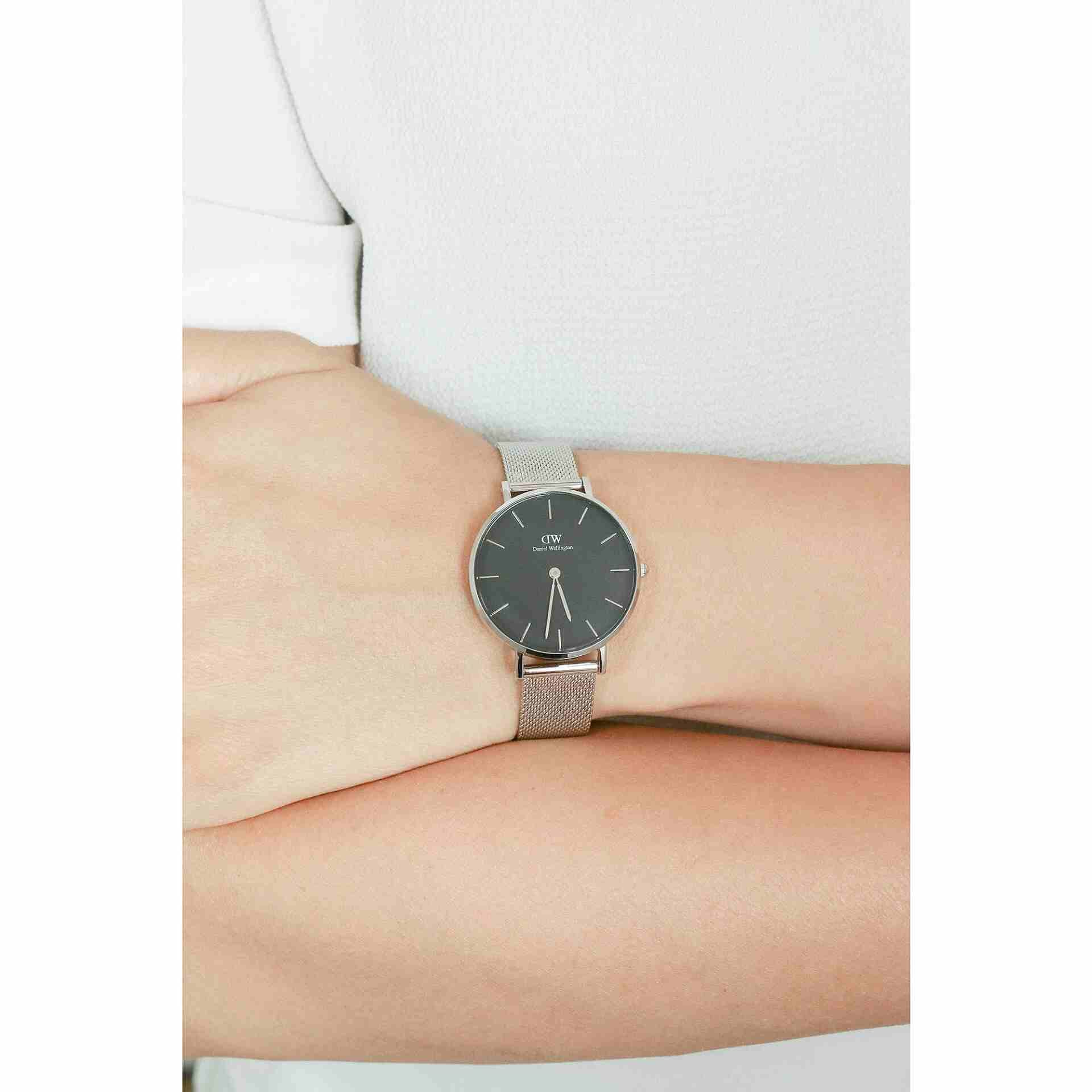 Daniel Wellington (DW) wrist watches
لا تنسَ أنك شاهدت هذا الإعلان في عنكبوت
available in differe...