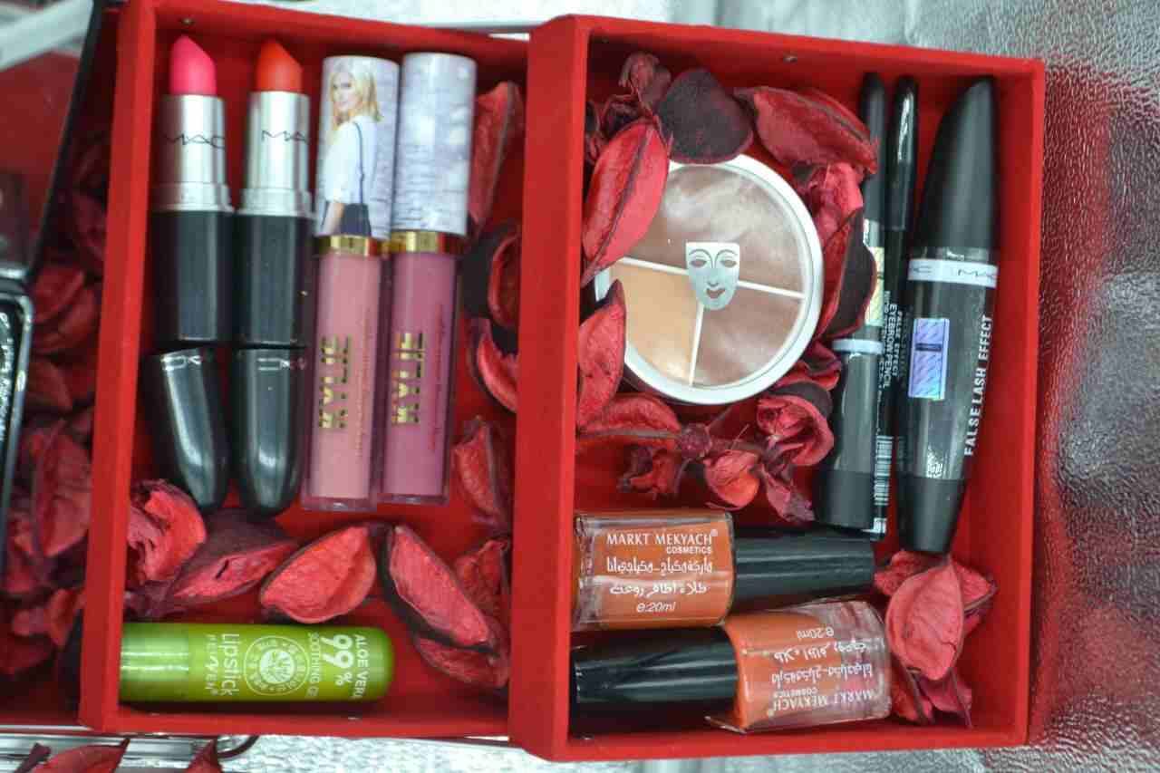 بكج MAKE UP مع بوكس شامل
لا تنسَ أنك شاهدت هذا الإعلان في عنكبوت
يحتوي على :
اربع اقلام روج من ن...