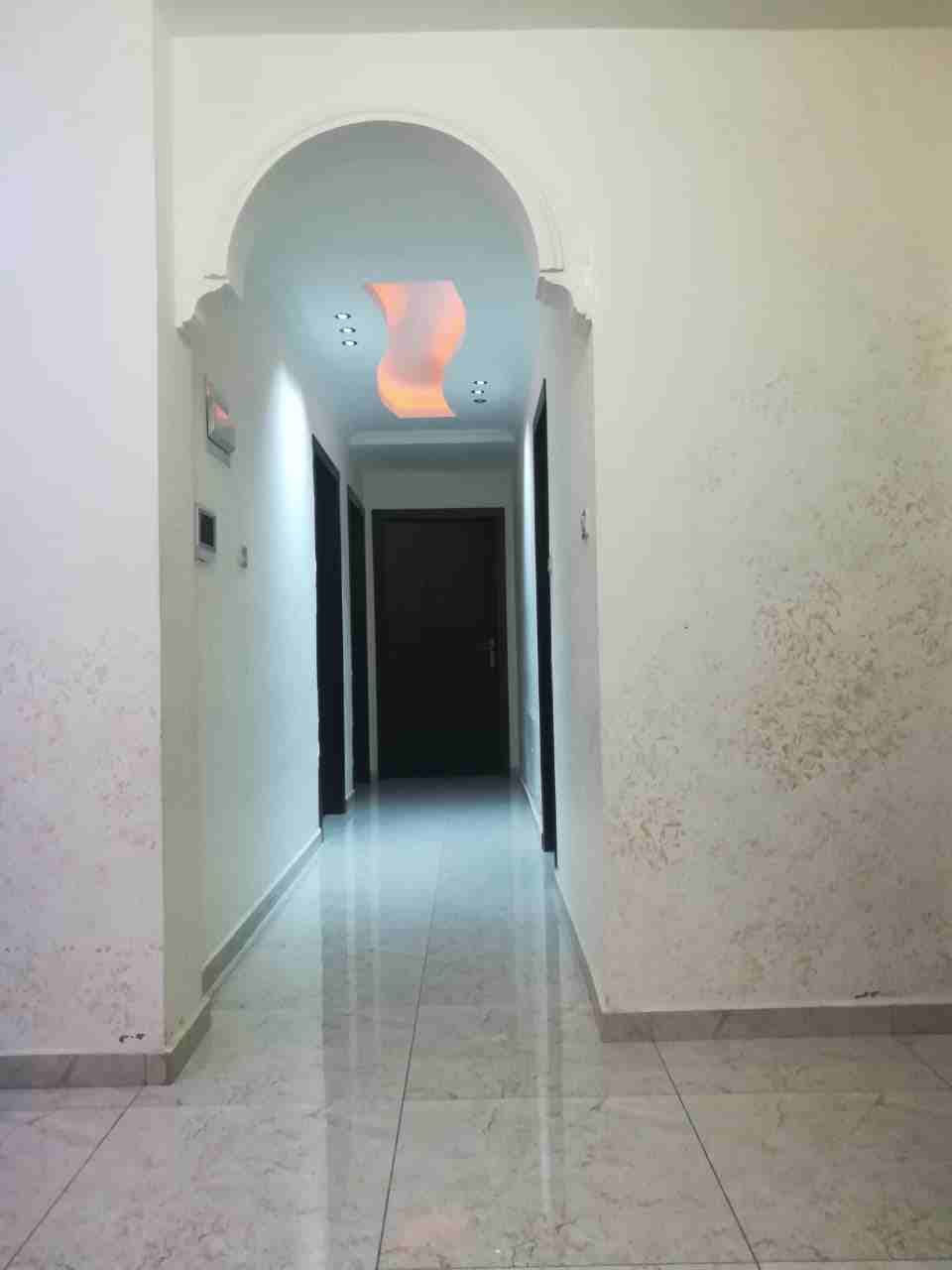بيت للبيع في المدينة الرياضية
2 غرف نوم و وحدة ماستر
3 حمامات
صالون
مطبخ امريكي
بلكونه صغيره
غرفة ضيوف
عمر البناء: 3 سنين
للبيع مفروش : 61 الف
فاضي : 58000