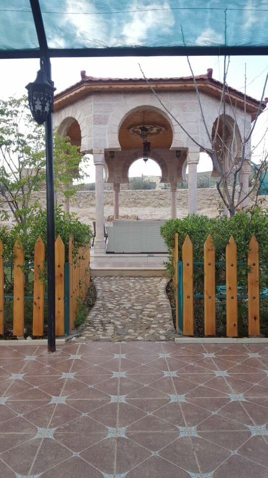فيلا ومزرعة مبنية على هيئة قصر أندلسي ببيرين
لا تنسَ أنك شاهدت هذا الإعلان في عنكبوت
المبيت م...