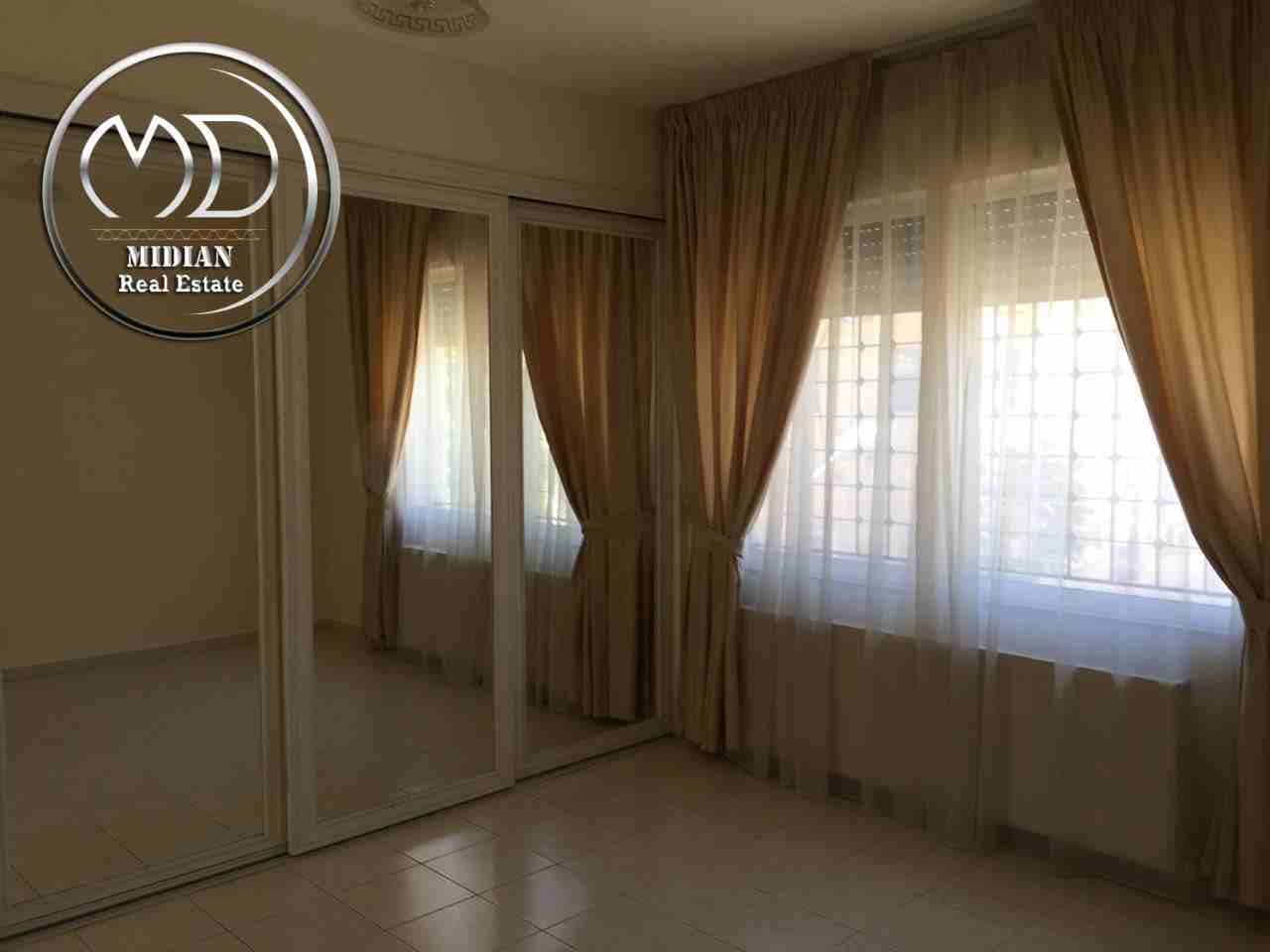 شقه طابقيه - فرغه للايجار عبدون - قرب السفارة الاميركية
لا تنسَ أنك شاهدت هذا الإعلان في عنكبوت
ق...