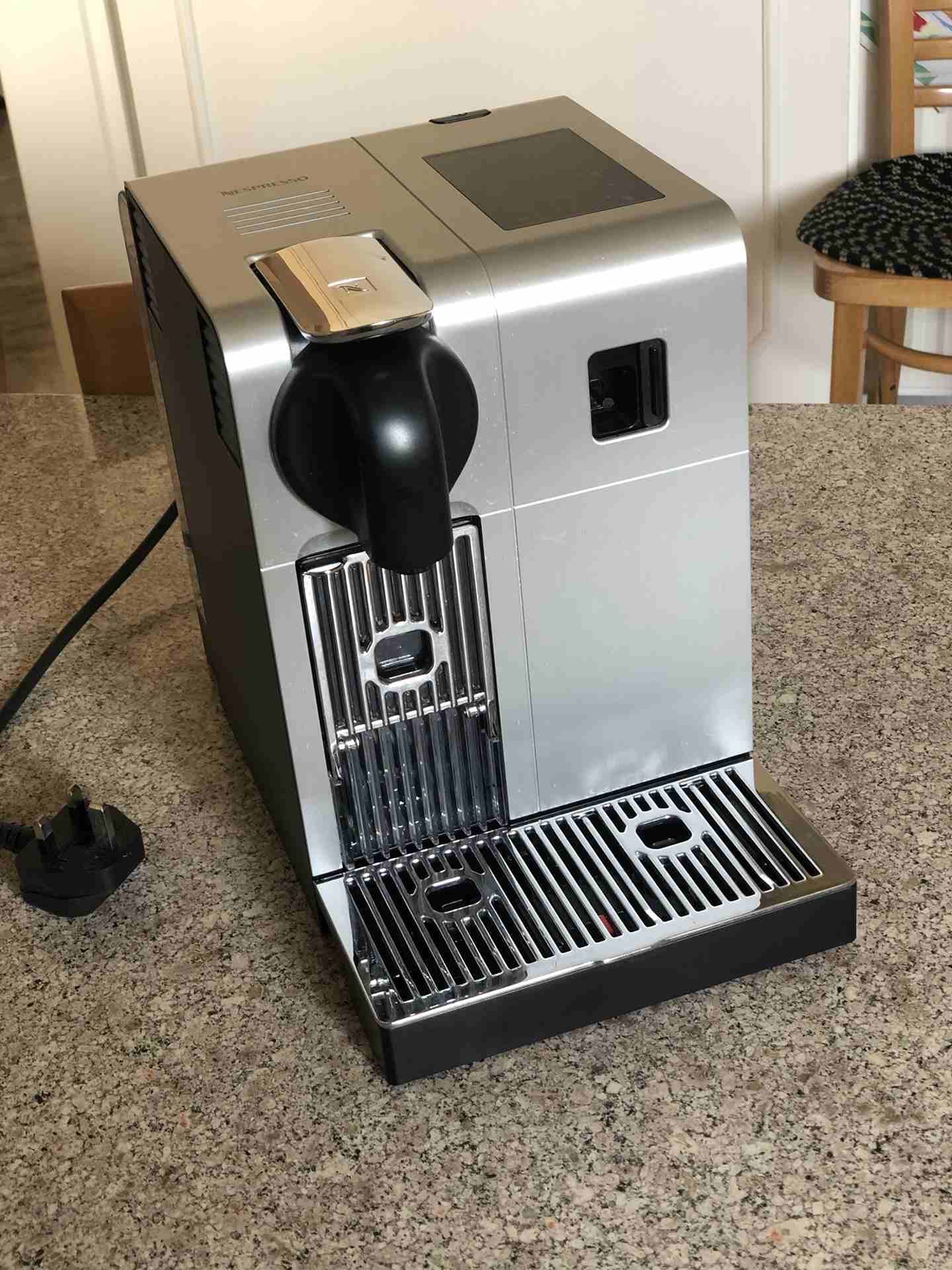 Nesspresso Lattissima Pro Coffee Machine
لا تنسَ أنك شاهدت هذا الإعلان في عنكبوت
ماكينة كوفي من ن...