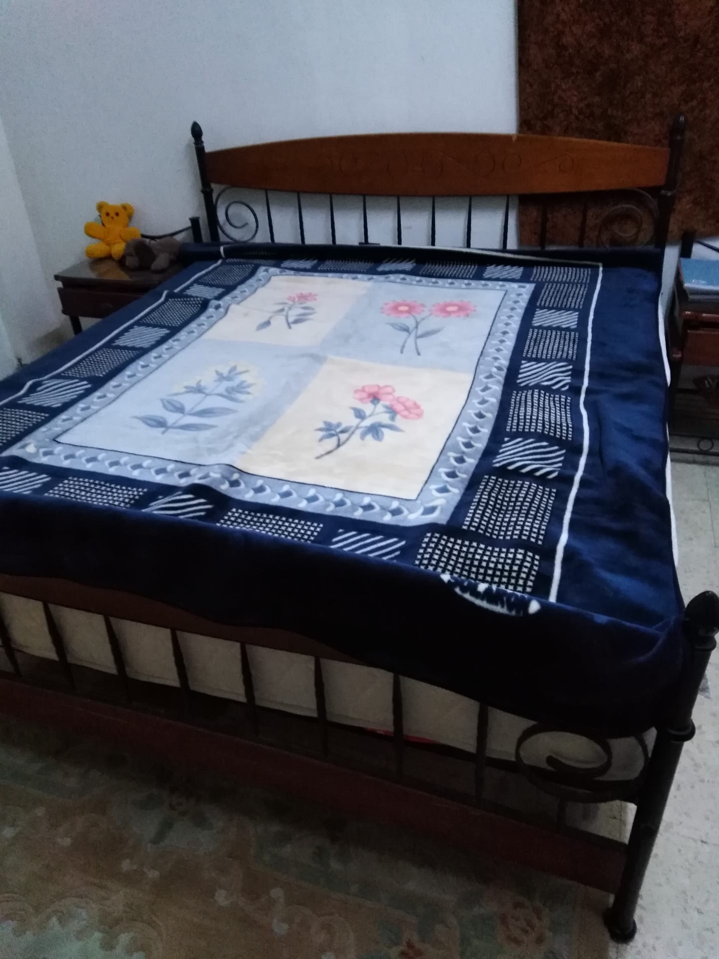 غرفت نوم
لا تنسَ أنك شاهدت هذا الإعلان في عنكبوت
غرفت نوم بدون خزانه بدون فرشه...