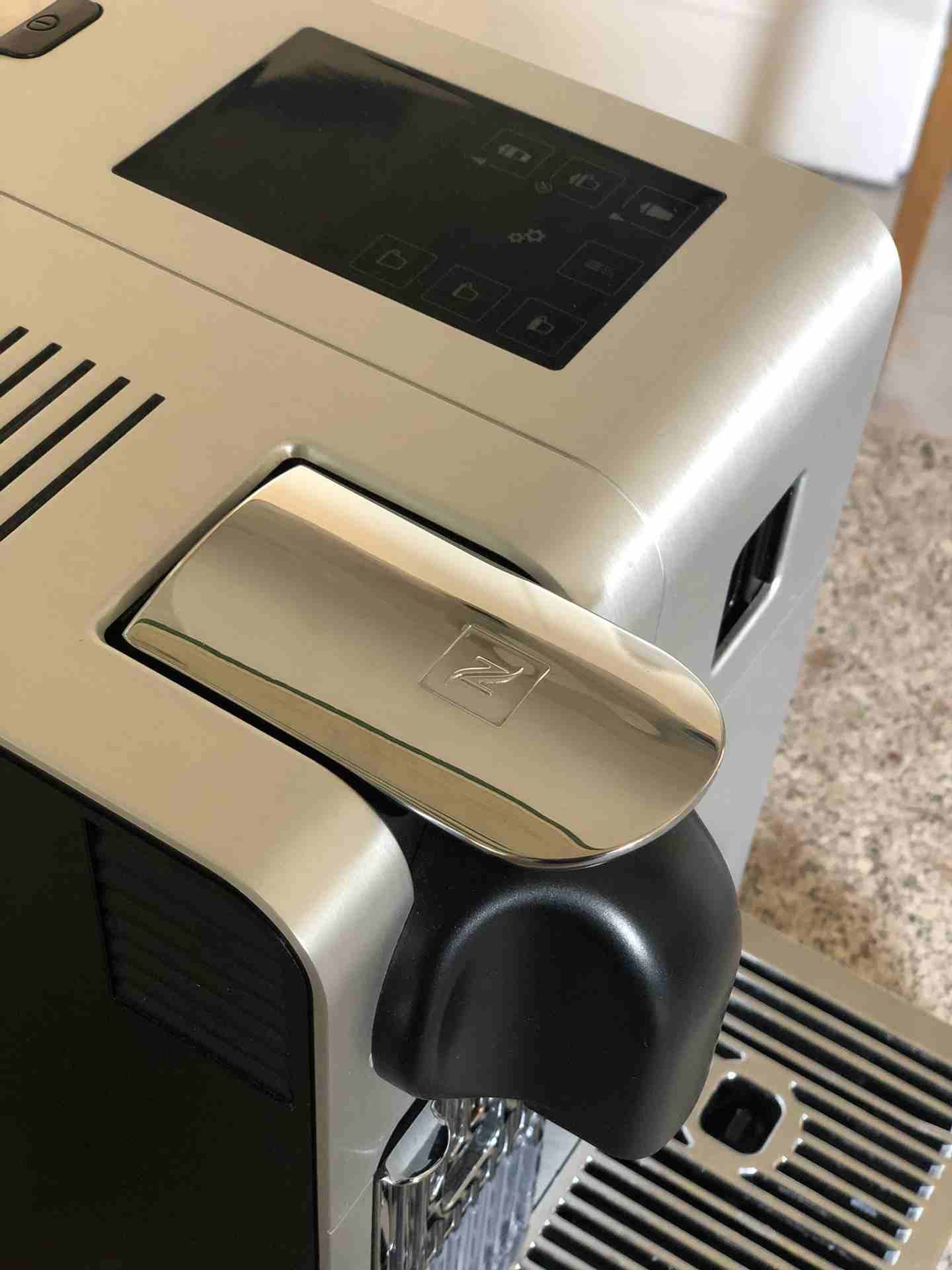 Nesspresso Lattissima Pro Coffee Machine
لا تنسَ أنك شاهدت هذا الإعلان في عنكبوت
ماكينة كوفي من ن...