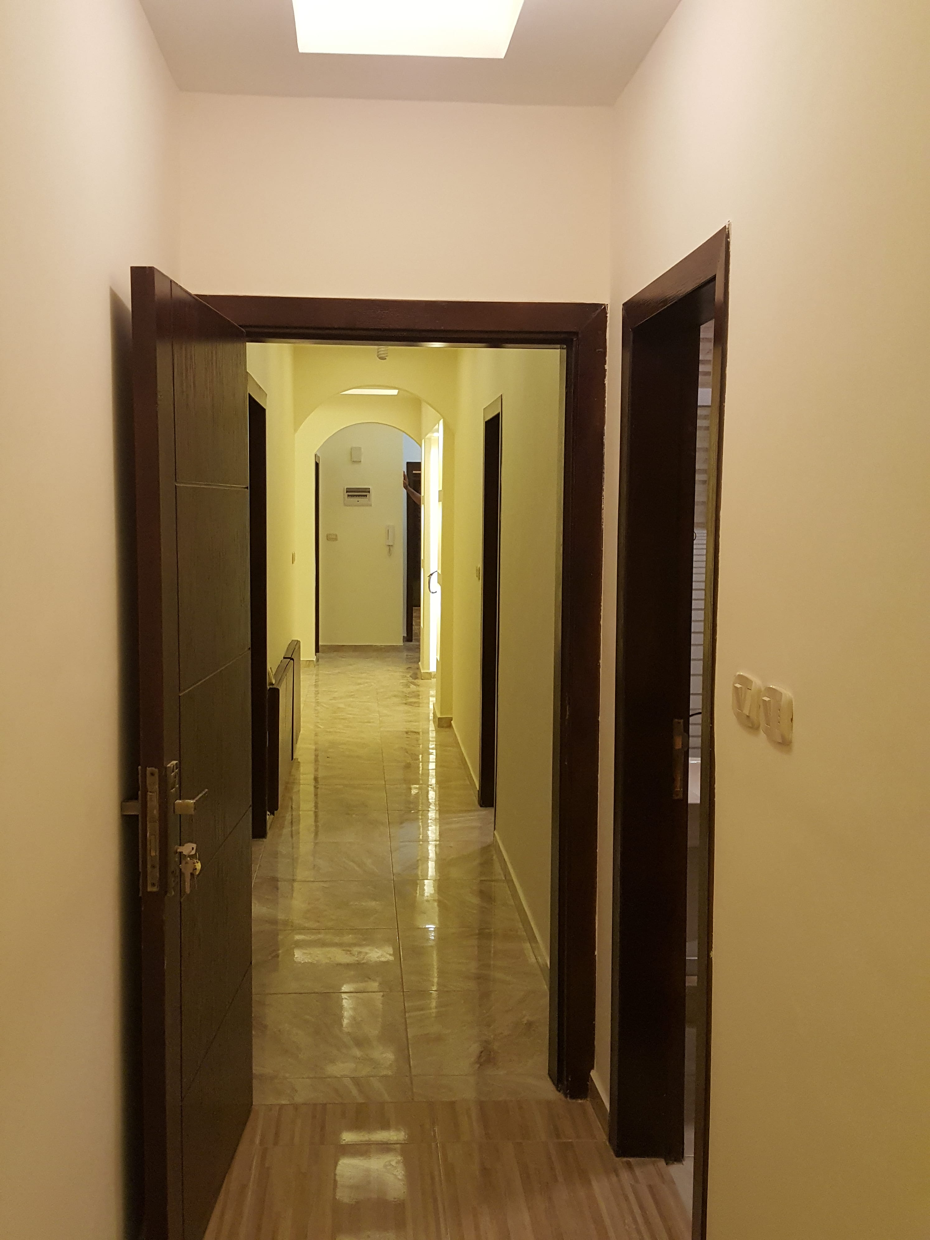 شقة مع روف من المالك مباشرة،بداعي السفر ،جديدة لم تسكن بعد.
لا تنسَ أنك شاهدت هذا الإعلان في عنكبوت...
