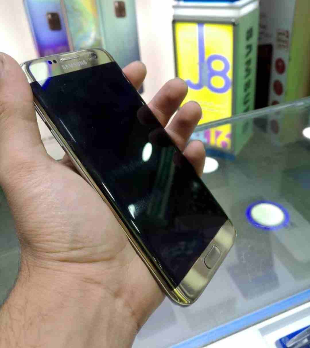 s7 edg
لا تنسَ أنك شاهدت هذا الإعلان في عنكبوت
s7edg معوا شاحن فقط نظيف...