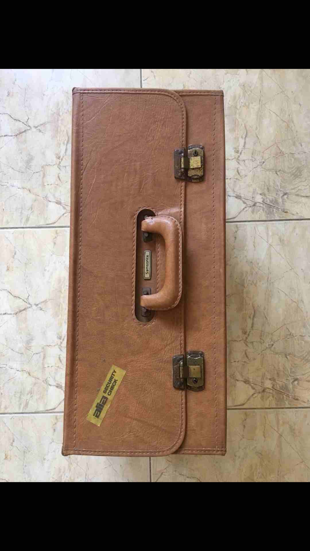 شنط / حقائب سامسونايت Samsonite
لا تنسَ أنك شاهدت هذا الإعلان في عنكبوت
شنط / حقائب سامسونايت...