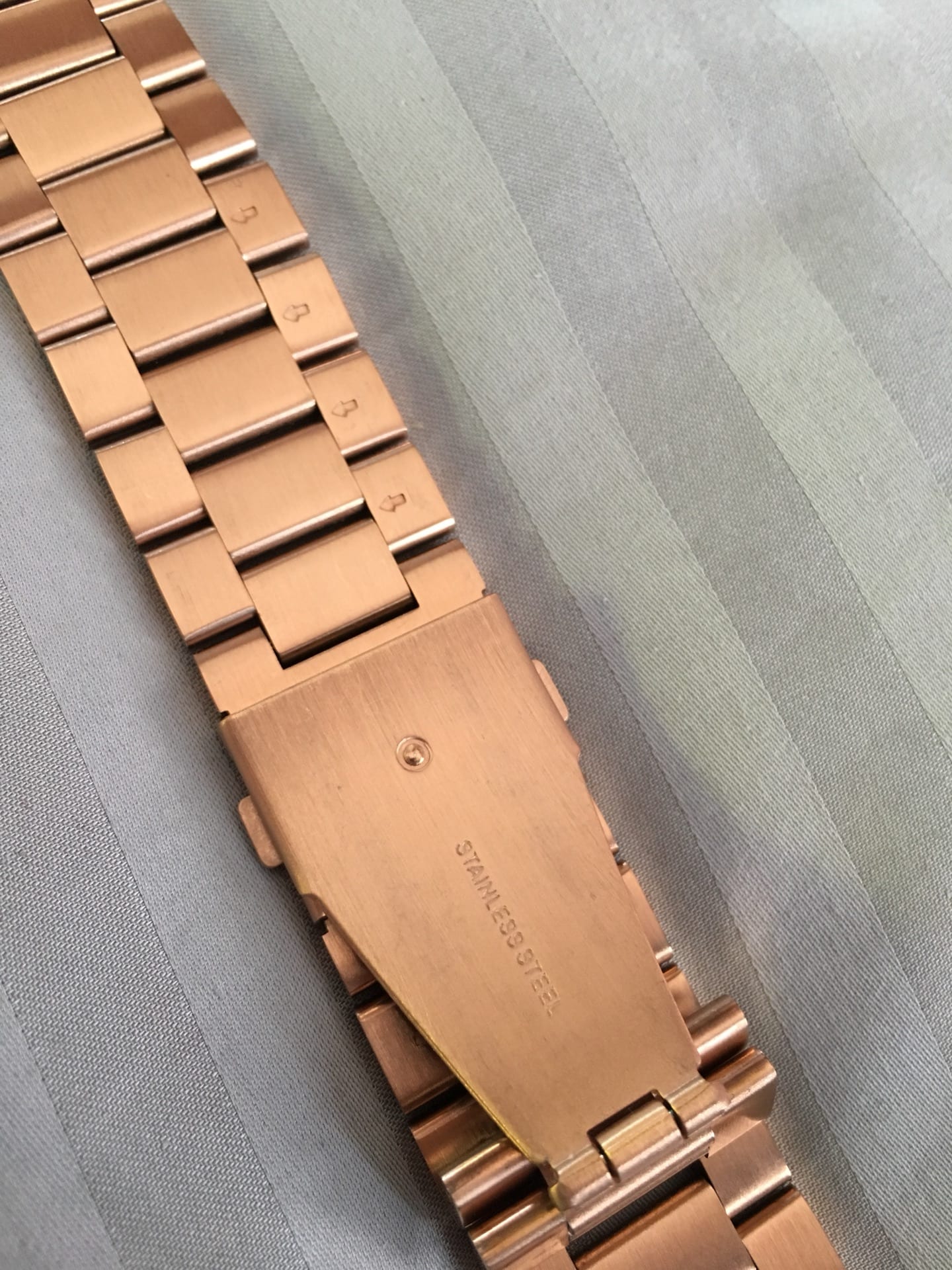 Apple watch bands
لا تنسَ أنك شاهدت هذا الإعلان في عنكبوت
size :38mm
Color :Gold...