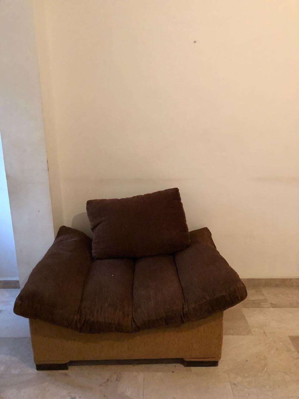 كنب للبيع
لا تنسَ أنك شاهدت هذا الإعلان في عنكبوت
الكنب بحالة جيدة جداً .
المكان مرج الحمام...