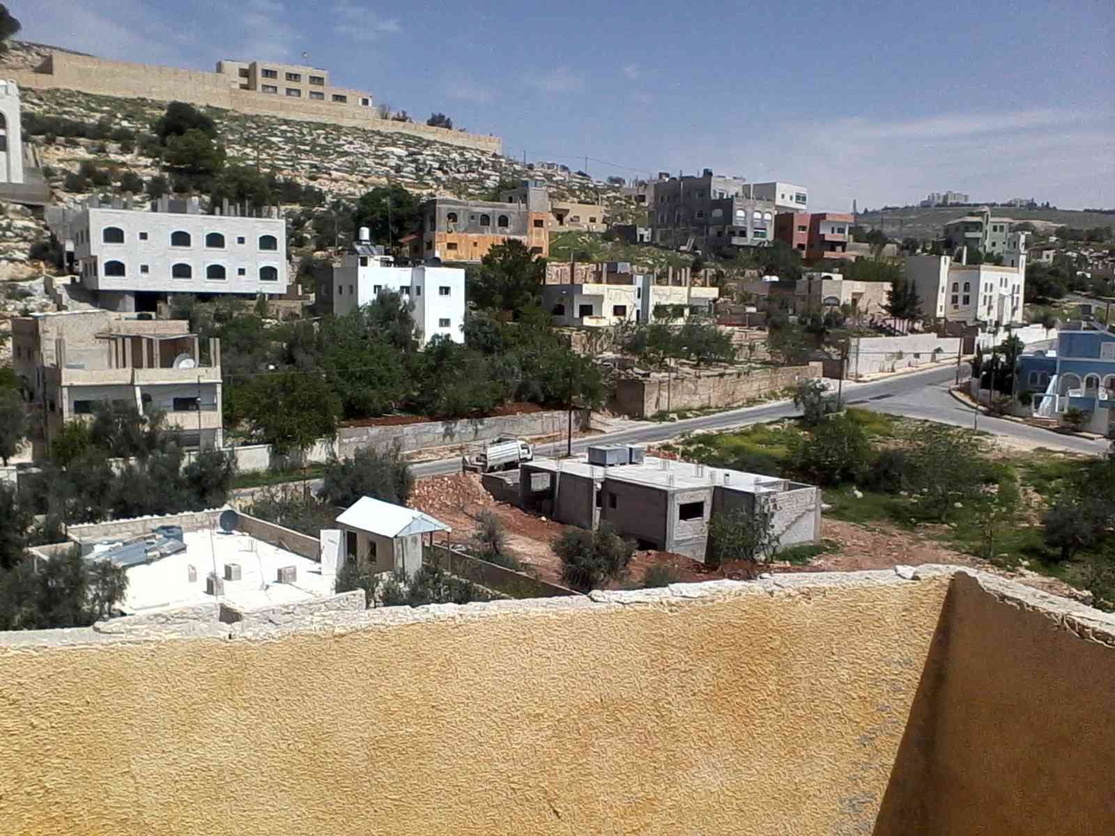 ارض 615 م للبيع عليها منزل 170م الرباحية الجنوبية
ارض مساحتها 615 متر مربعة الشكل , مطلة ومشرفة على المنطقة
عليها منزل مستقل 170 متر
المنزل بناء عام 1997 ومحاط باشجار مثمرة وساحة وكراج واسع
المنزل يب...