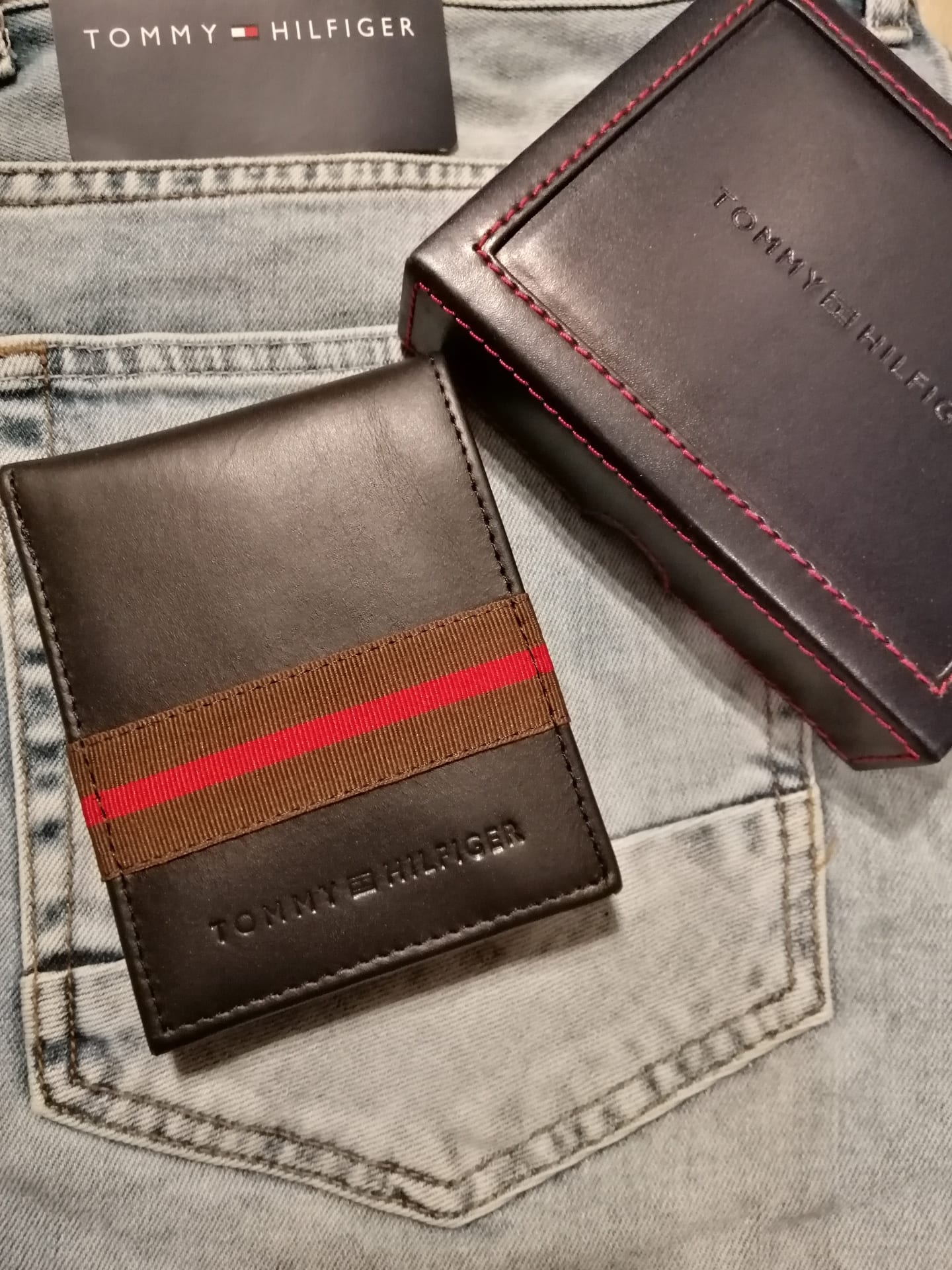 TOMMY HILFIGER Original
لا تنسَ أنك شاهدت هذا الإعلان في عنكبوت
محافظ تومي للطلب من خلال واتس...