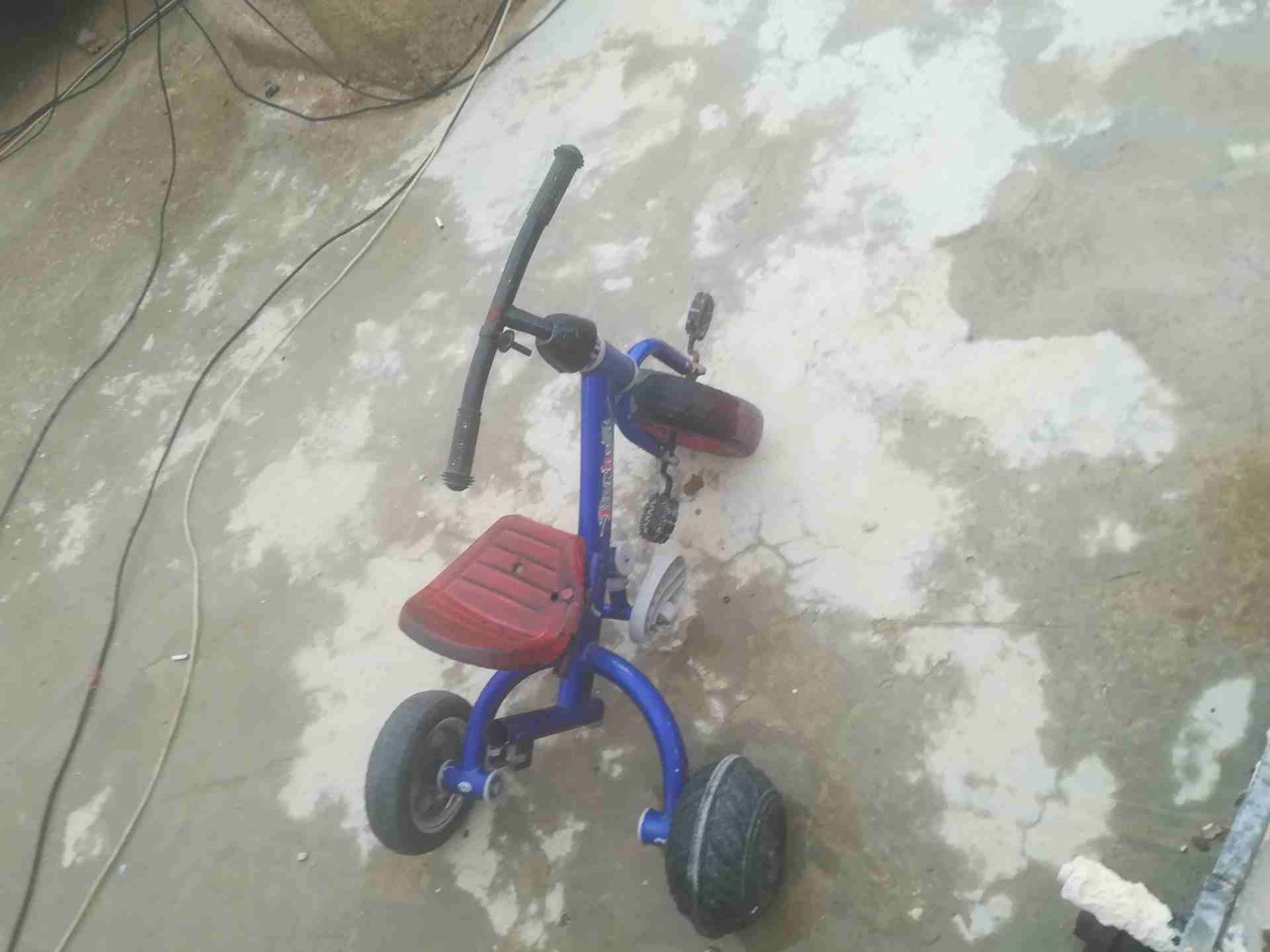 بسكليت ثلاث عجلات
لا تنسَ أنك شاهدت هذا الإعلان في عنكبوت
بسكليت ثلاث عجلات للبيع...