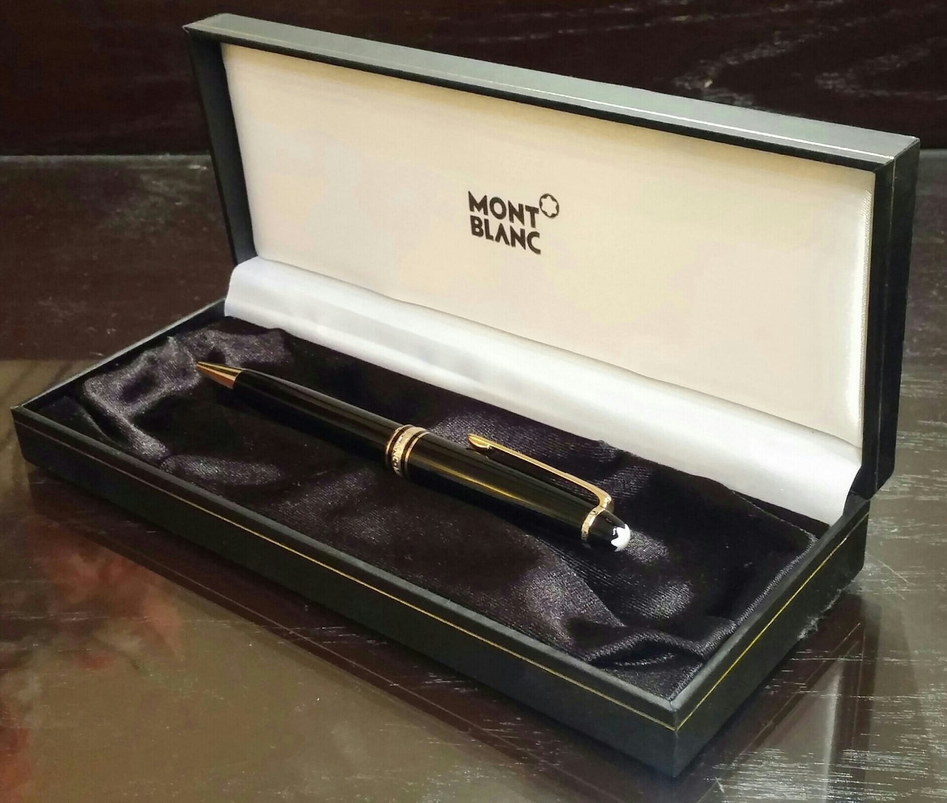 قلم مون بلانmont blanc
لا تنسَ أنك شاهدت هذا الإعلان في عنكبوت
قلم مون بلان اسود وذهبي غير مس...