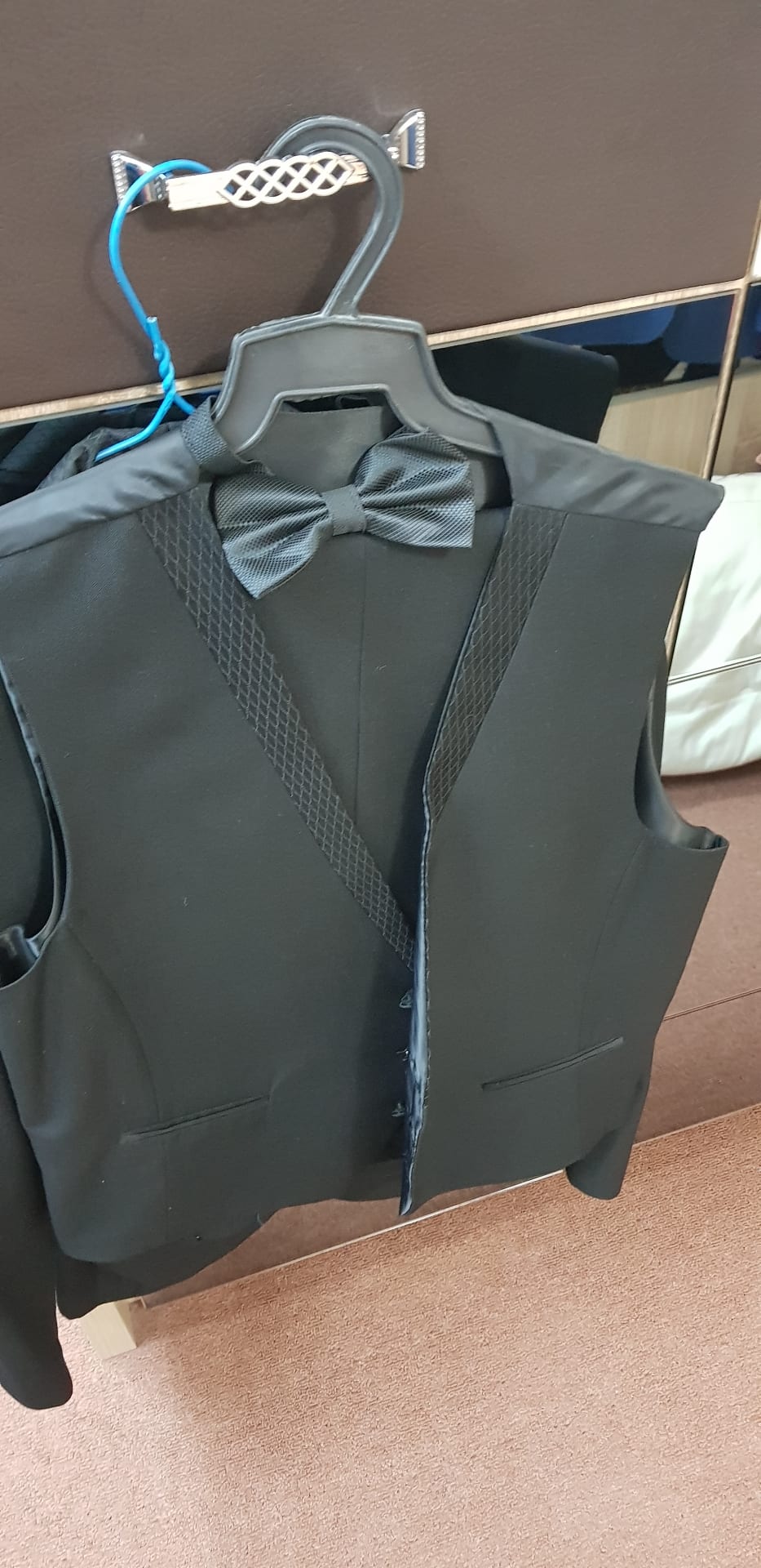 بدلات اسود و ازرق
لا تنسَ أنك شاهدت هذا الإعلان في عنكبوت
بدلة Tuxedo اسود و بدلة خطبة
زر و...