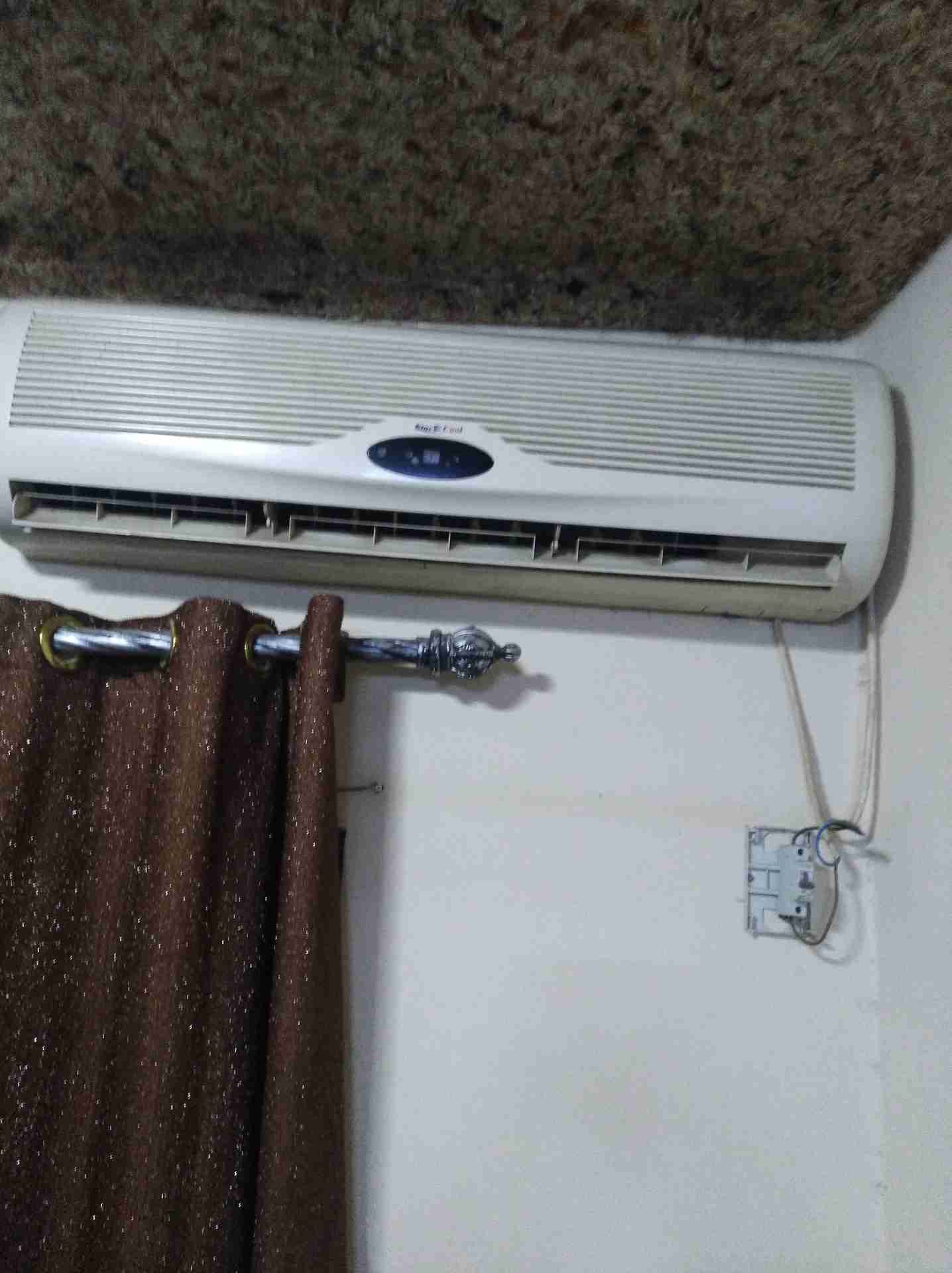 زرقاء مكيف
لا تنسَ أنك شاهدت هذا الإعلان في عنكبوت
مكيف 2طن شغال حماي بارد...
