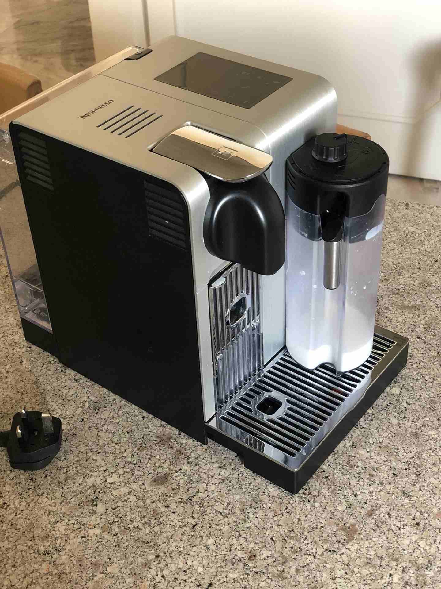 Nesspresso Lattissima Pro Coffee Machine
لا تنسَ أنك شاهدت هذا الإعلان في عنكبوت
ماكينة كوفي من ن...