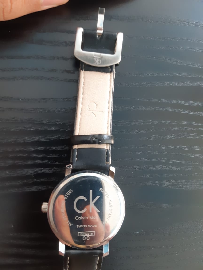 ساعه كالڤين كلاين ck سويسرية
لا تنسَ أنك شاهدت هذا الإعلان في عنكبوت
الساعه كثير نضيفه سويسري...