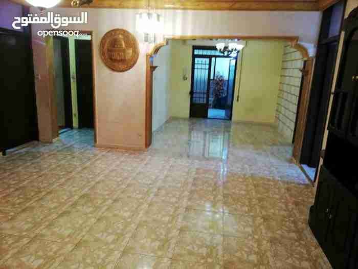 شقة للايجار - ابو نصير
لا تنسَ أنك شاهدت هذا الإعلان في عنكبوت
شقة مساحتها 155 مع ترس وحديقتي...