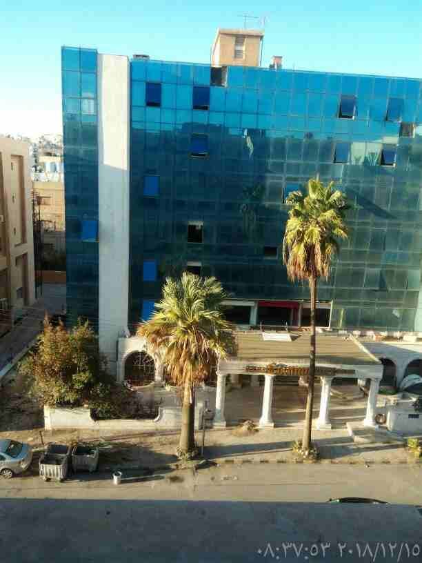 مكتب مساحته ٥٠ متر مسطح مفتوح شبه مفروش يوجد به طاولة مدير وكرسي مدير وعدد طاولة ضيافه وعدد ٢ كرسي ضيوف وخزانه طويله الاساس بحالتو لم يستعمل تشطيب ديلوكس بلاط جديد حمام جديد المكتب بالطابق الرابع مقاب...