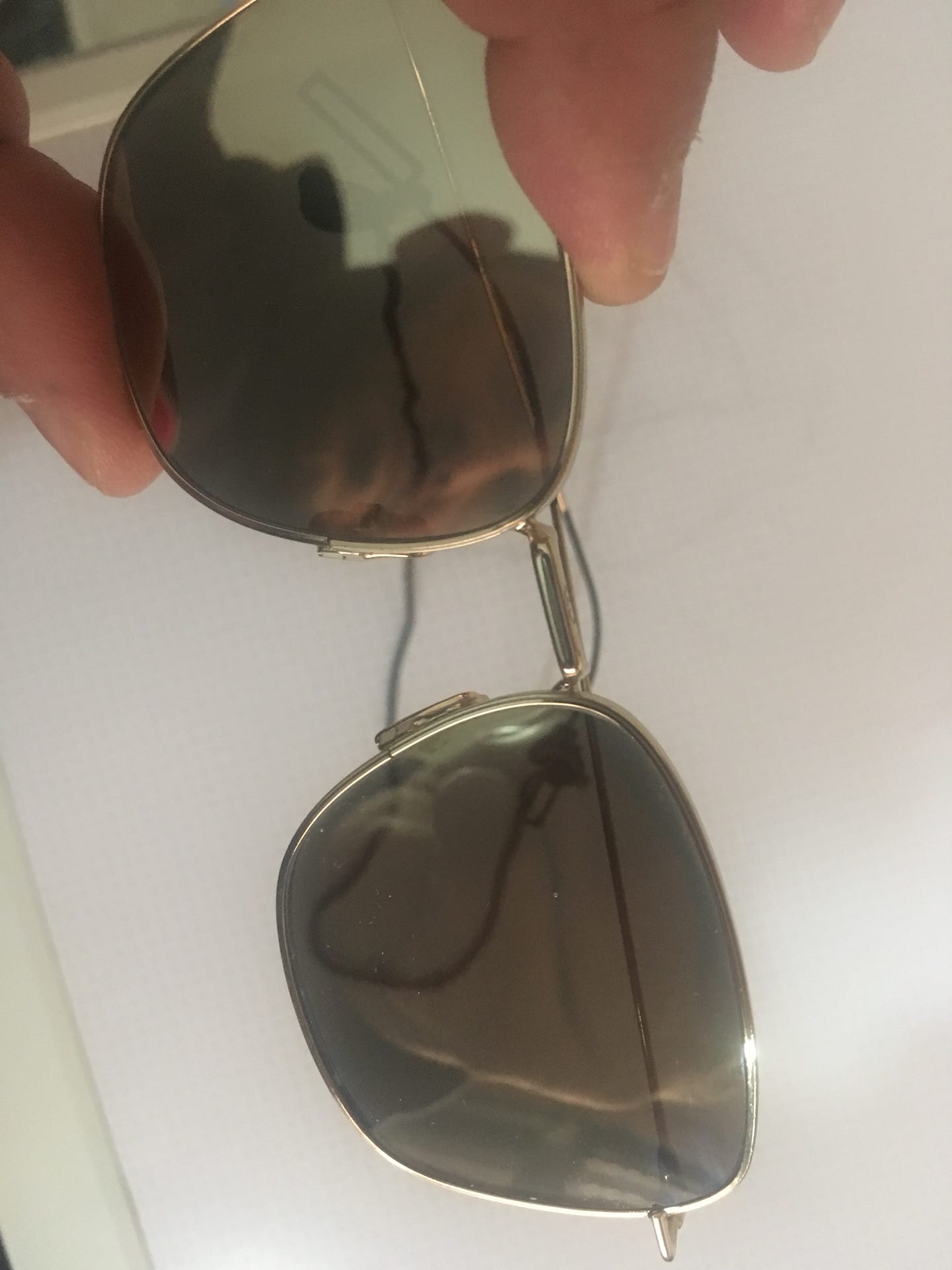 نظاره شمسيه كريستيان ديور CD
لا تنسَ أنك شاهدت هذا الإعلان في عنكبوت
النظاره جديده مش مستعمله...