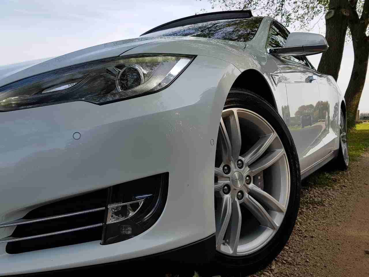 TESLA 2015 كهربا S 85 وارد اوروبي Self Drive: يقودها الكمبيوتر
لا تنسَ أنك شاهدت هذا الإعلان في عنكبوت...