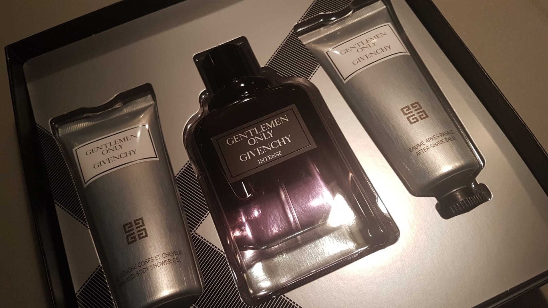 Givenchy Gentlemen Only Intense Full Gift Set
لا تنسَ أنك شاهدت هذا الإعلان في عنكبوت
3 Piece...