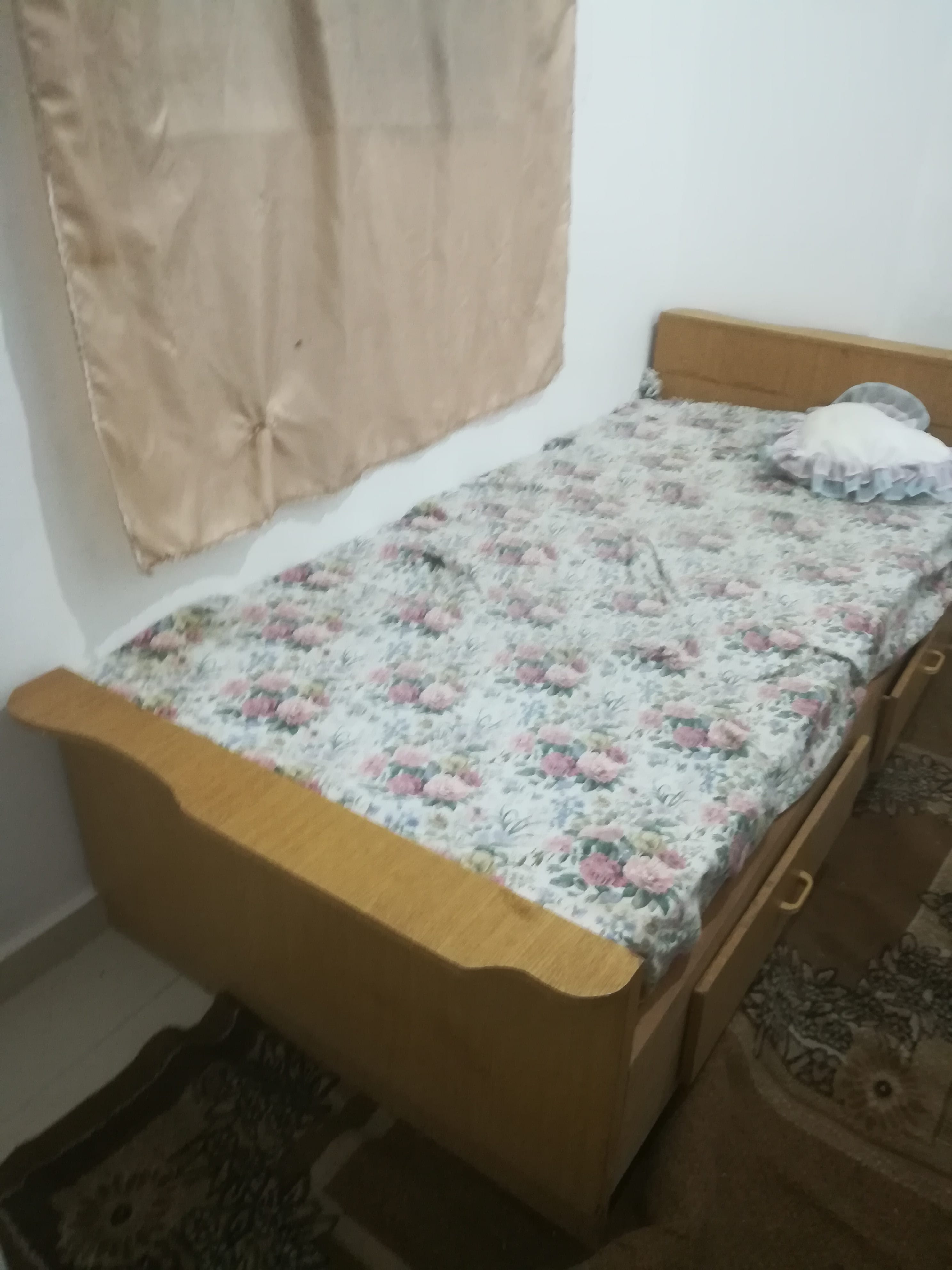 تخت عفش مع فرشة
لا تنسَ أنك شاهدت هذا الإعلان في عنكبوت
خشب ماليزي...