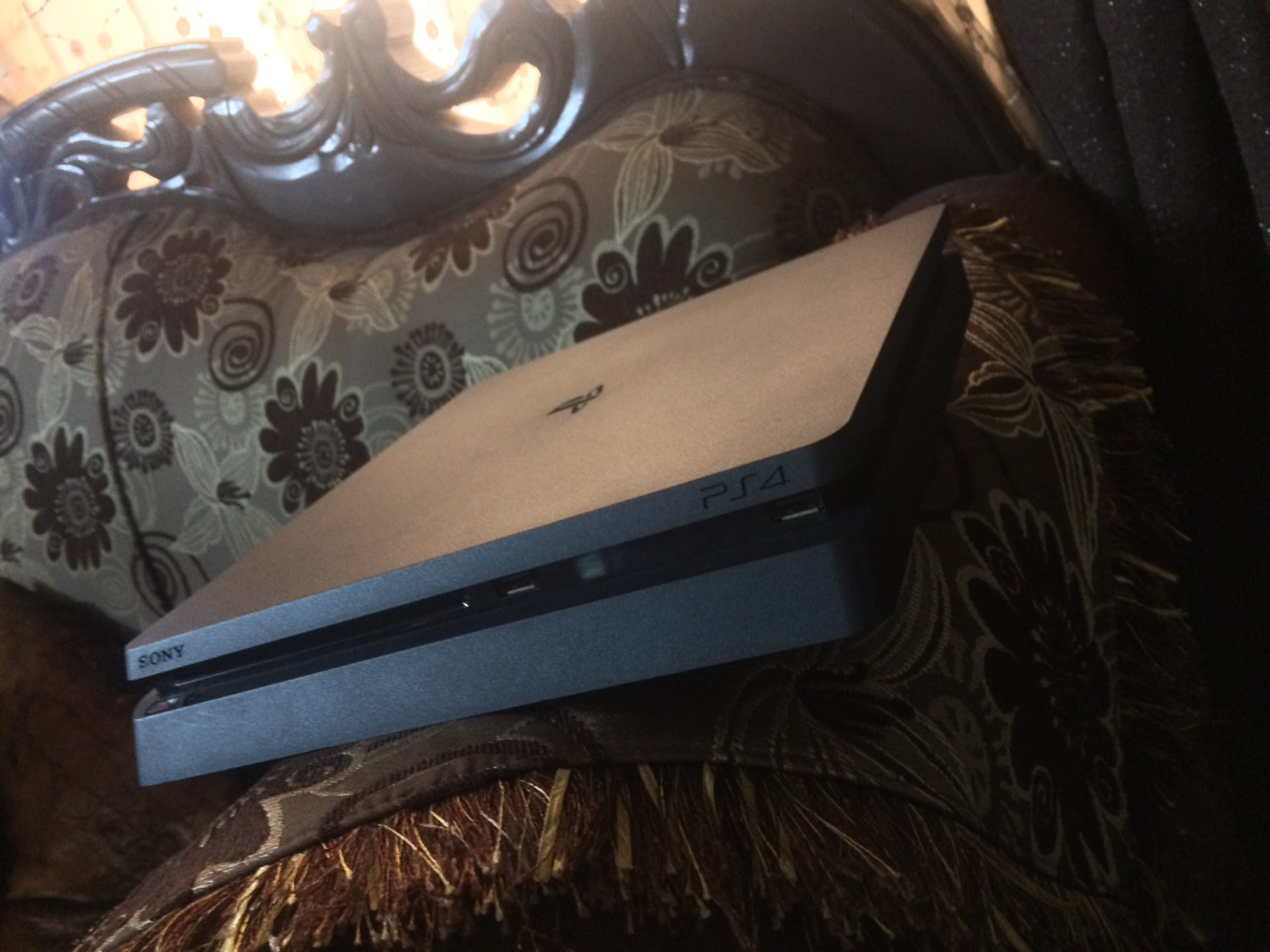 ps4 slim 1000GB
لا تنسَ أنك شاهدت هذا الإعلان في عنكبوت
للبيع الجهاز وكاله اخو جديد
ومعو يد...
