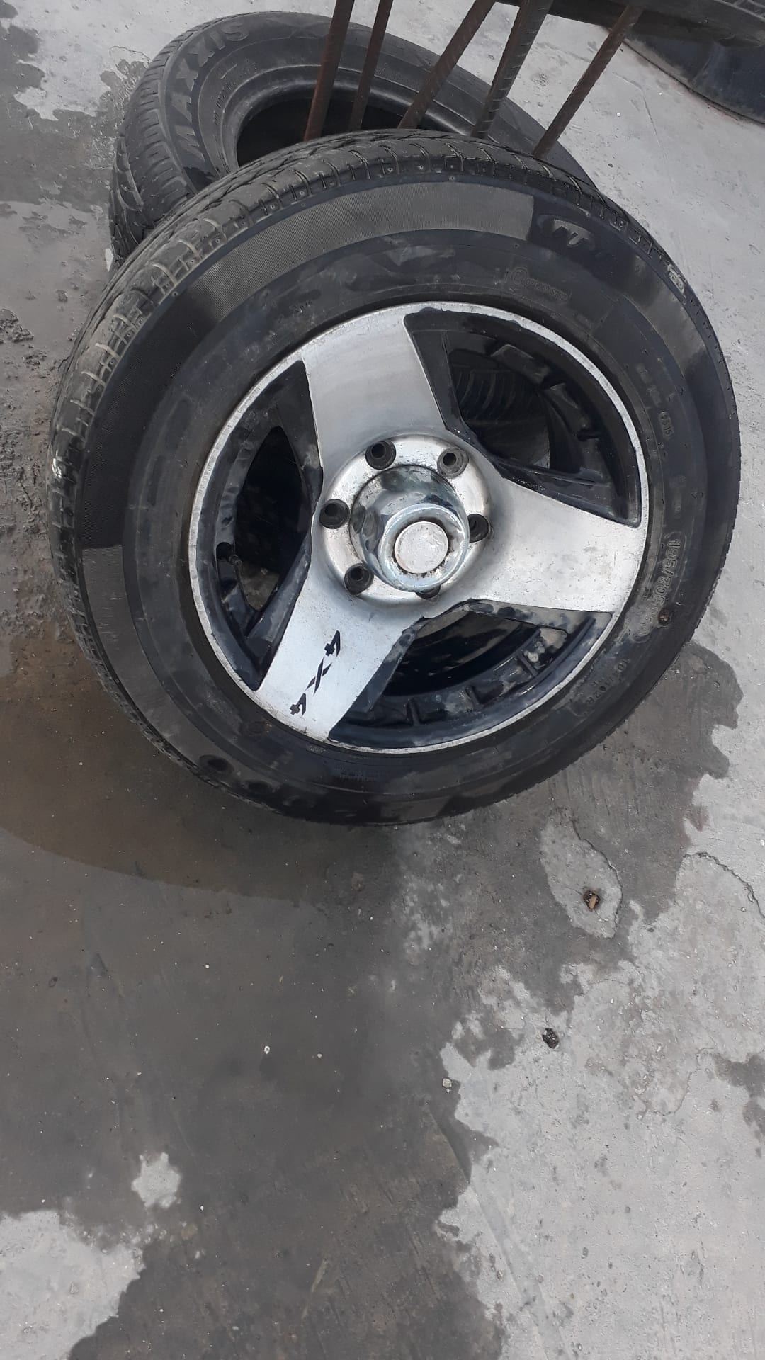اجهزه كهربآئيه وجنطات للباص
لا تنسَ أنك شاهدت هذا الإعلان في عنكبوت
الجنط خمس فردات مع الكوشو...