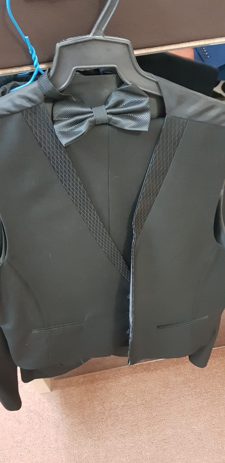 بدلات اسود و ازرق
لا تنسَ أنك شاهدت هذا الإعلان في عنكبوت
بدلة Tuxedo اسود و بدلة خطبة
زر و...
