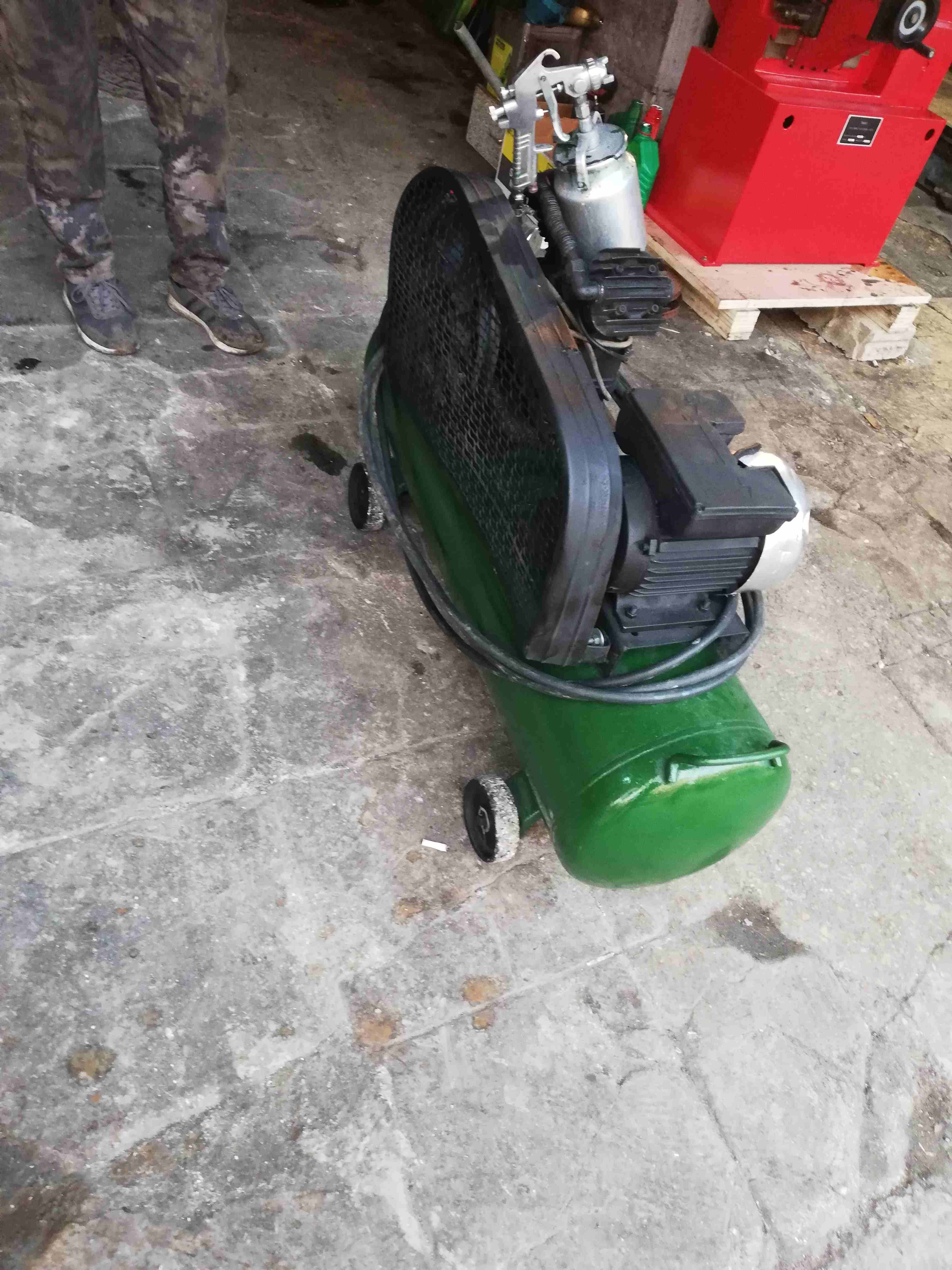 كمبريسر هواء إيطالي
لا تنسَ أنك شاهدت هذا الإعلان في عنكبوت
كمبريسر هواء (ماتور هواء)
إيطالي صوت...