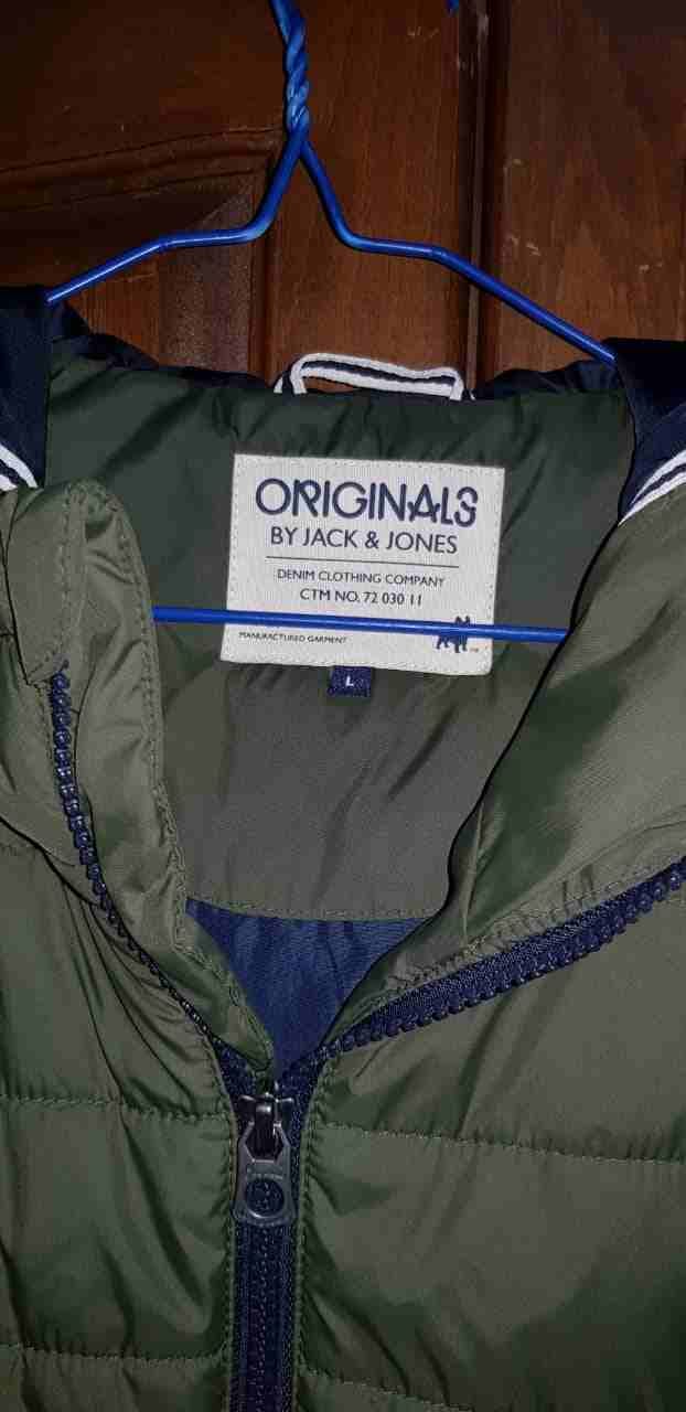 جاكيت Jack & Jones
لا تنسَ أنك شاهدت هذا الإعلان في عنكبوت
جاكيت لون زيتي ثقيل
استعمال خفيف ج...