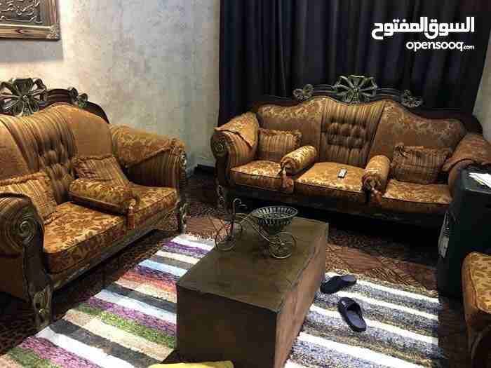 طقم كنب بحالة ممتازهi مع طقم طاولات شبه جديد ب 170 دينار الموقع جبل الزهور للاستفسار 0798425105
لا تنسَ أنك شاهدت هذا الإعلان في عنكبوت...