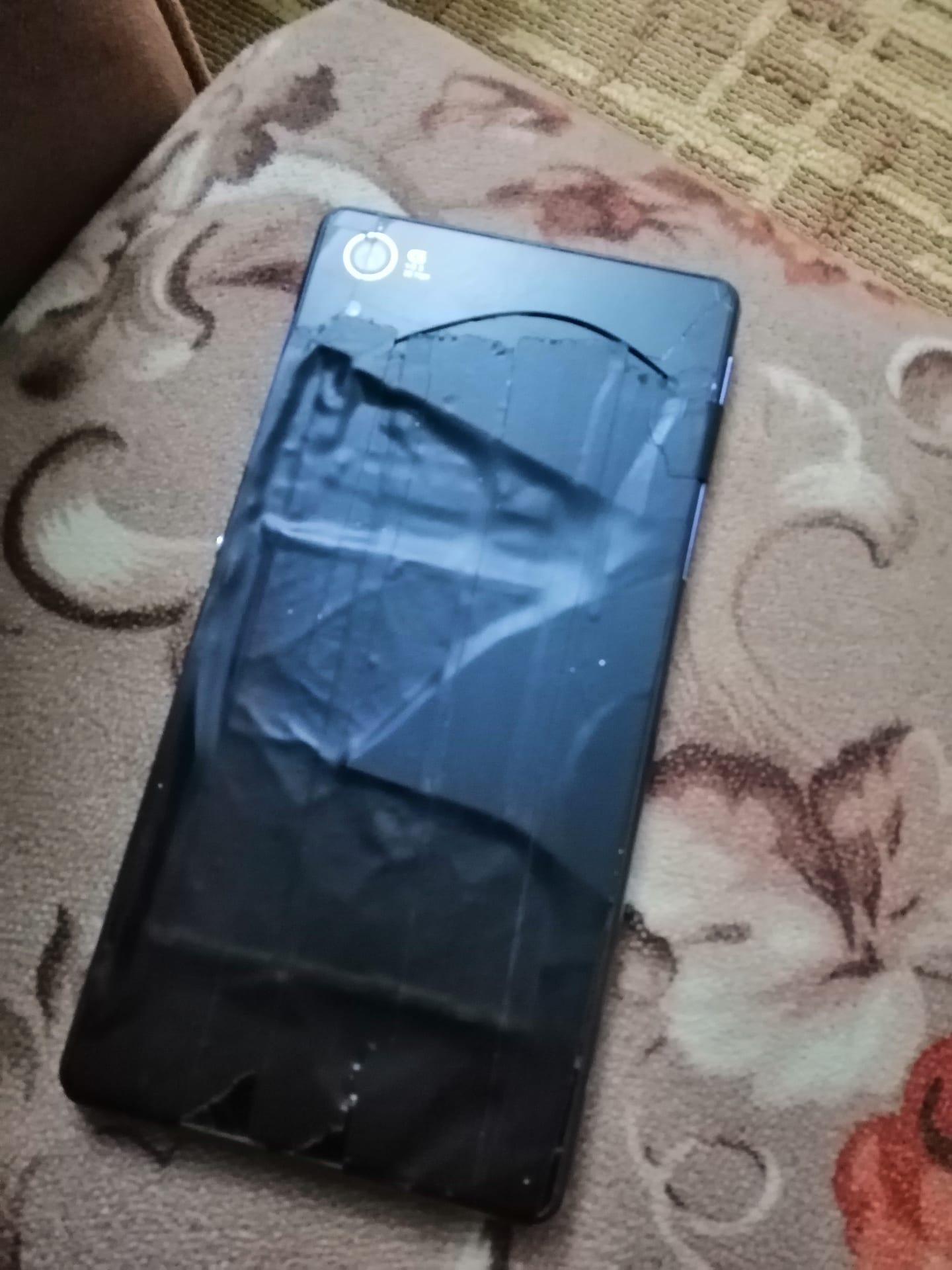 سوني z2 هواوي
لا تنسَ أنك شاهدت هذا الإعلان في عنكبوت
السوني نضيف بحاجه لقزازه خلفيه الهوا...