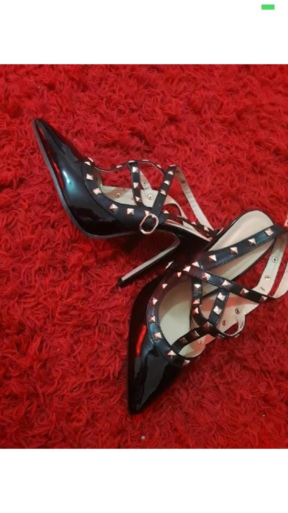 Valentino patent
لا تنسَ أنك شاهدت هذا الإعلان في عنكبوت
حذاء Valentino paten
مقاس 41...