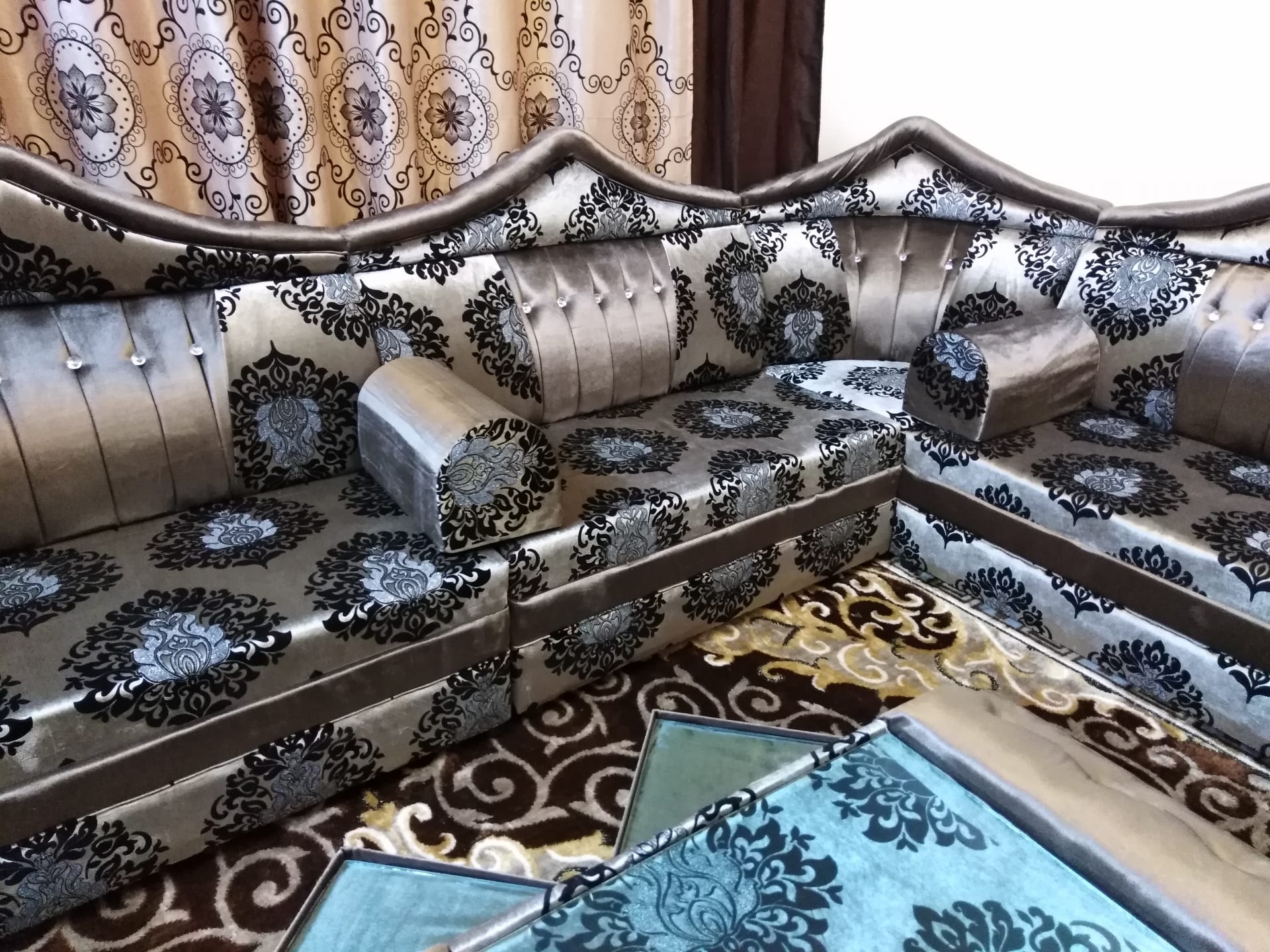 مجلس تفصيل 18 مقعد
لا تنسَ أنك شاهدت هذا الإعلان في عنكبوت
بحال وكاله...