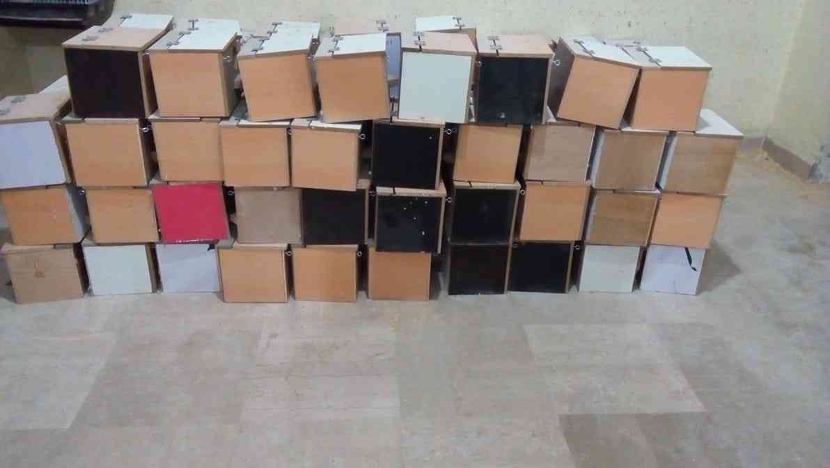 طيور بلدي (شغال منتج) مع كواخ جداد .. ورفوف جدادا .. وباب .. للمربين المطاير بسعر لقطة ومغري
لا تنسَ أنك شاهدت هذا الإعلان في عنكبوت...