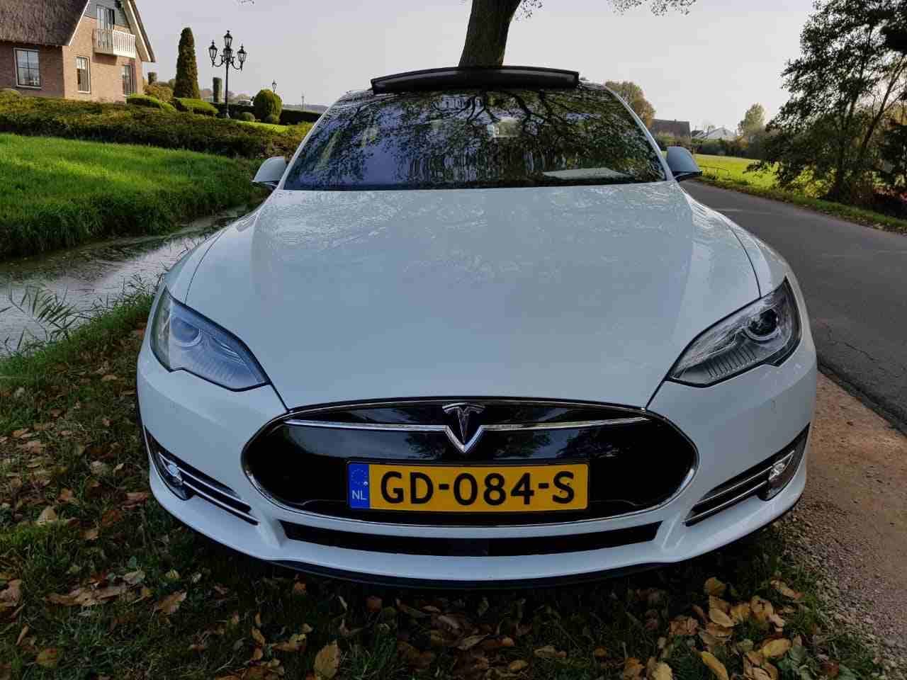 TESLA 2015 كهربا S 85 وارد اوروبي Self Drive: يقودها الكمبيوتر
لا تنسَ أنك شاهدت هذا الإعلان في عنكبوت...