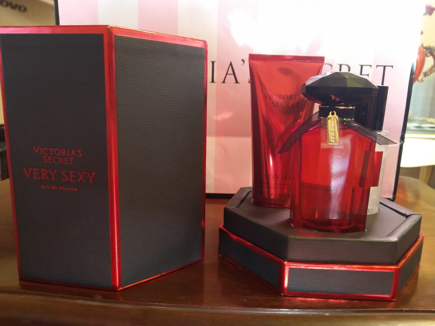 فيكتوريا سيكريت، باث أند بودي ,Victoria's Secret, Bath & Body
لا تنسَ أنك شاهدت هذا الإعلان في عنكبوت...