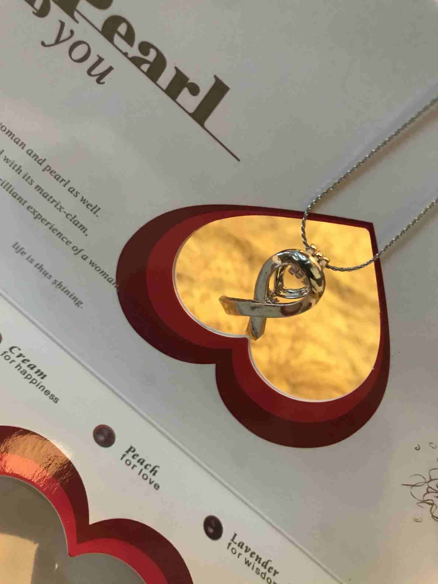 pearl fish in oyster
لا تنسَ أنك شاهدت هذا الإعلان في عنكبوت
سنسال مع تعليقة اللؤلؤة التي تخرجها...