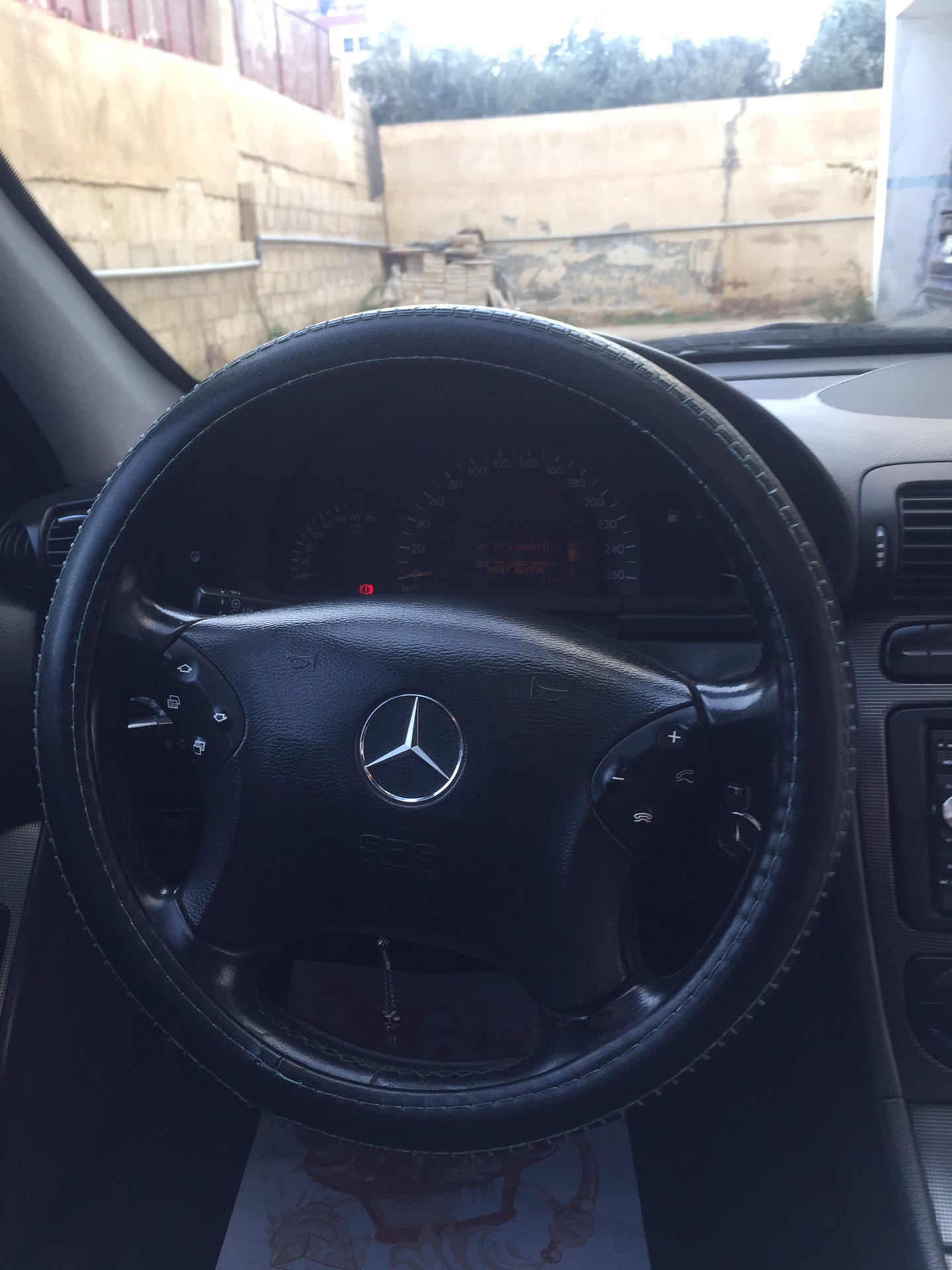 مرسيدس بنز c200
لا تنسَ أنك شاهدت هذا الإعلان في عنكبوت
C200 2001فل الفل ما عدا الجلد دهان وك...