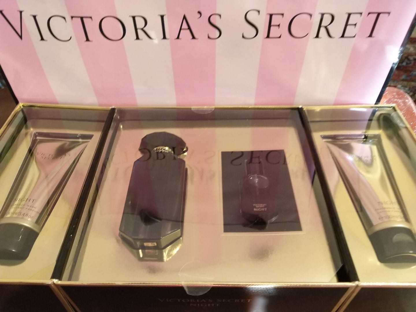 فيكتوريا سيكريت، باث أند بودي ,Victoria's Secret, Bath & Body
لا تنسَ أنك شاهدت هذا الإعلان في عنكبوت...