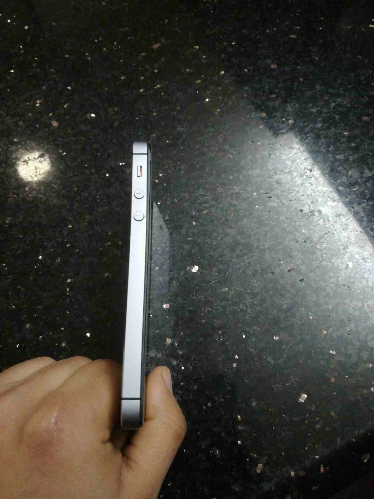 ايفون 5s 32g مع وصلة الشاحن و الكفر
لا تنسَ أنك شاهدت هذا الإعلان في عنكبوت
بحالة الوكالة نظيف جد...