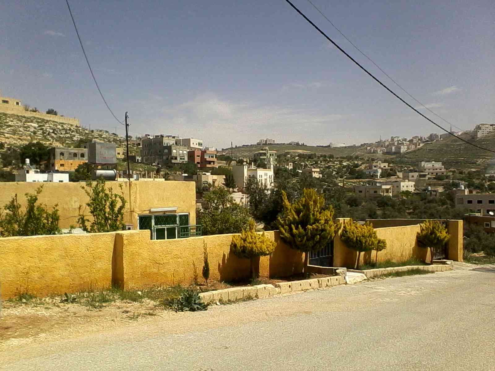 ارض 615 م للبيع عليها منزل 170م الرباحية الجنوبية
ارض مساحتها 615 متر مربعة الشكل , مطلة ومشرفة على المنطقة
عليها منزل مستقل 170 متر
المنزل بناء عام 1997 ومحاط باشجار مثمرة وساحة وكراج واسع
المنزل يب...