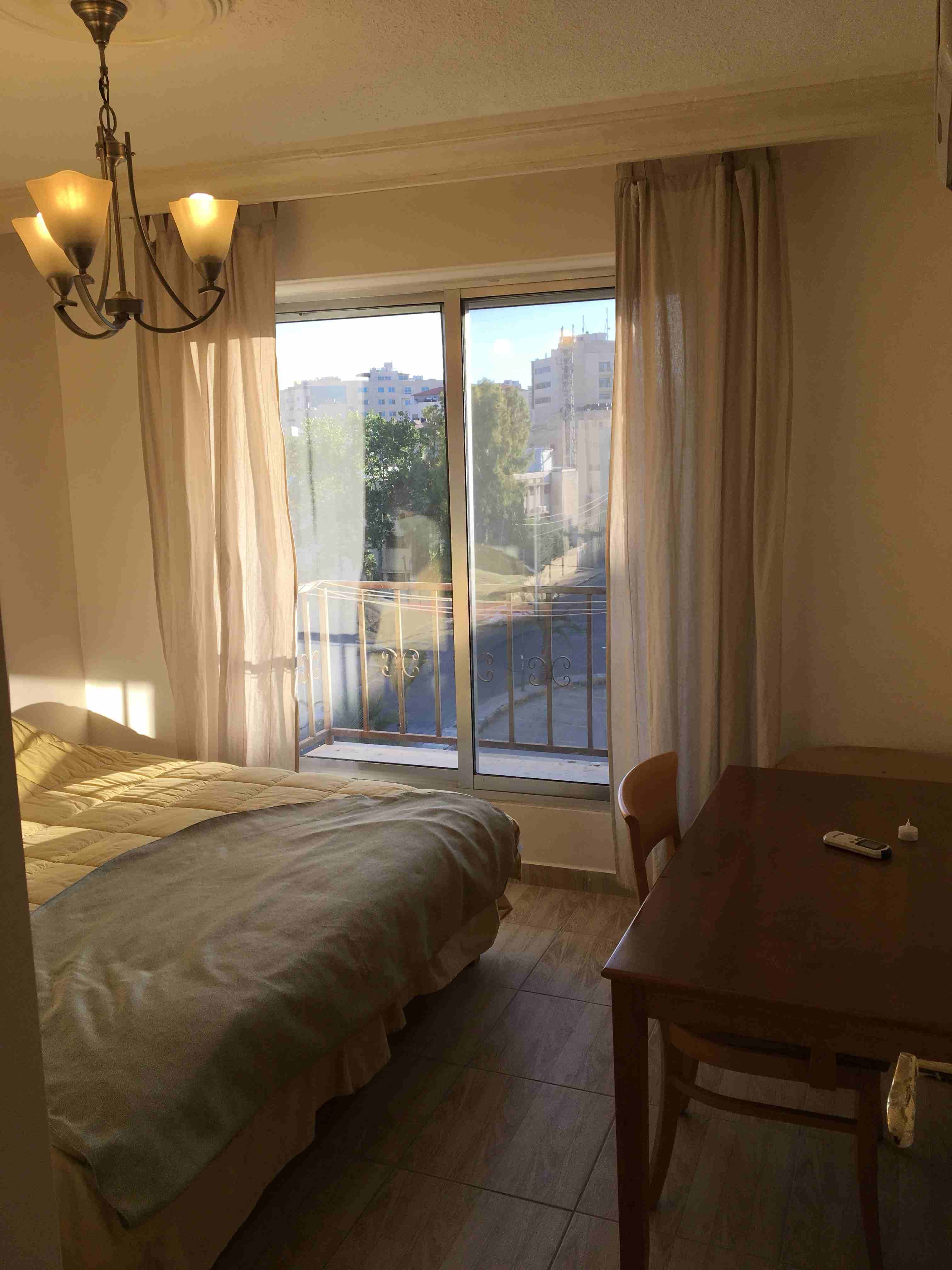 ستوديو مفروش فاخر خلف الهوليدي ان Furnished studio (next to holiday-inn hotel) للبيع او الإيجار
لا تنسَ أنك شاهدت هذا الإعلان في عنكبوت...