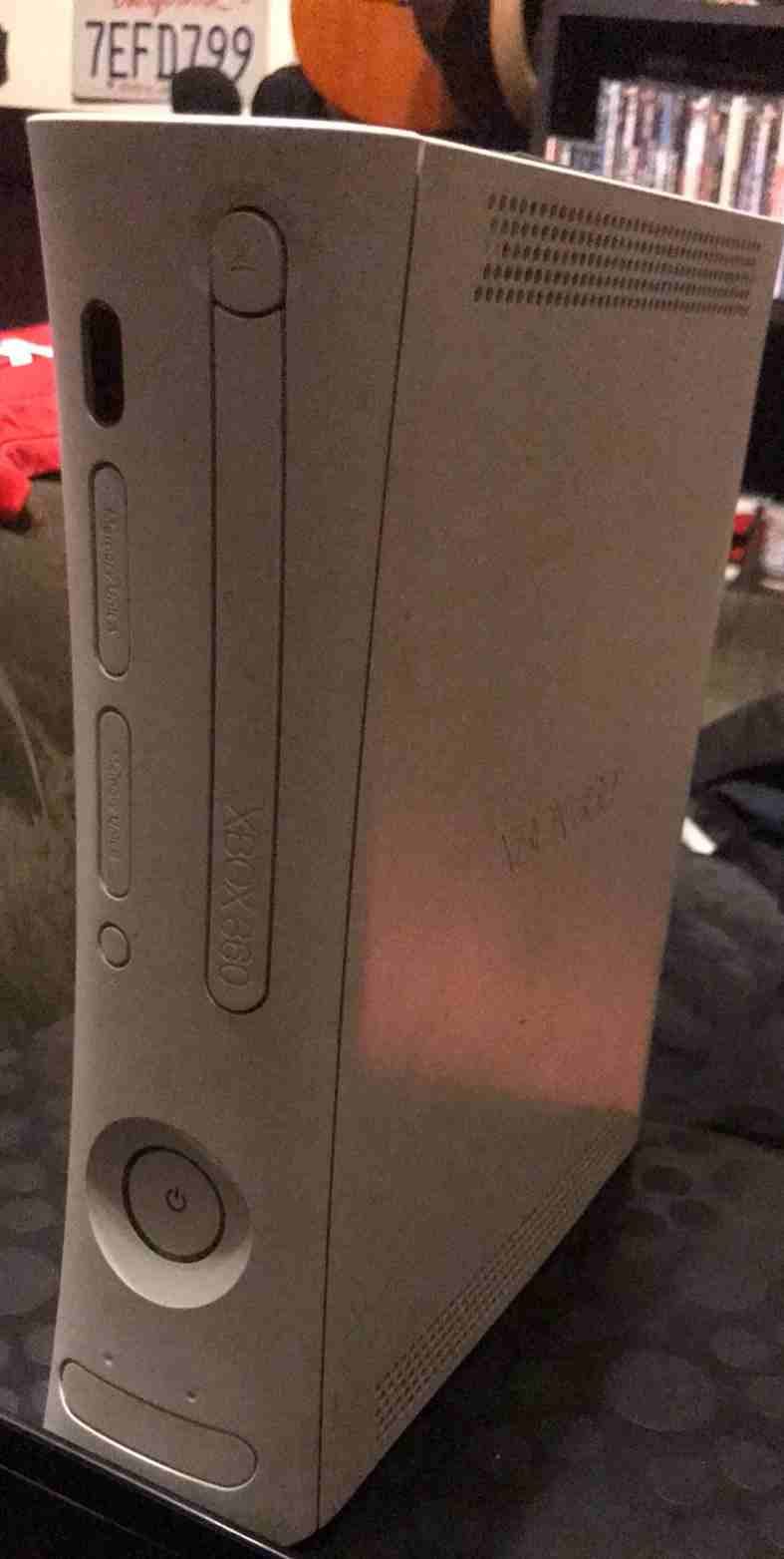 XBOX 360 first edition white
لا تنسَ أنك شاهدت هذا الإعلان في عنكبوت
اكس بوكس 360
ابيض اول اصدا...