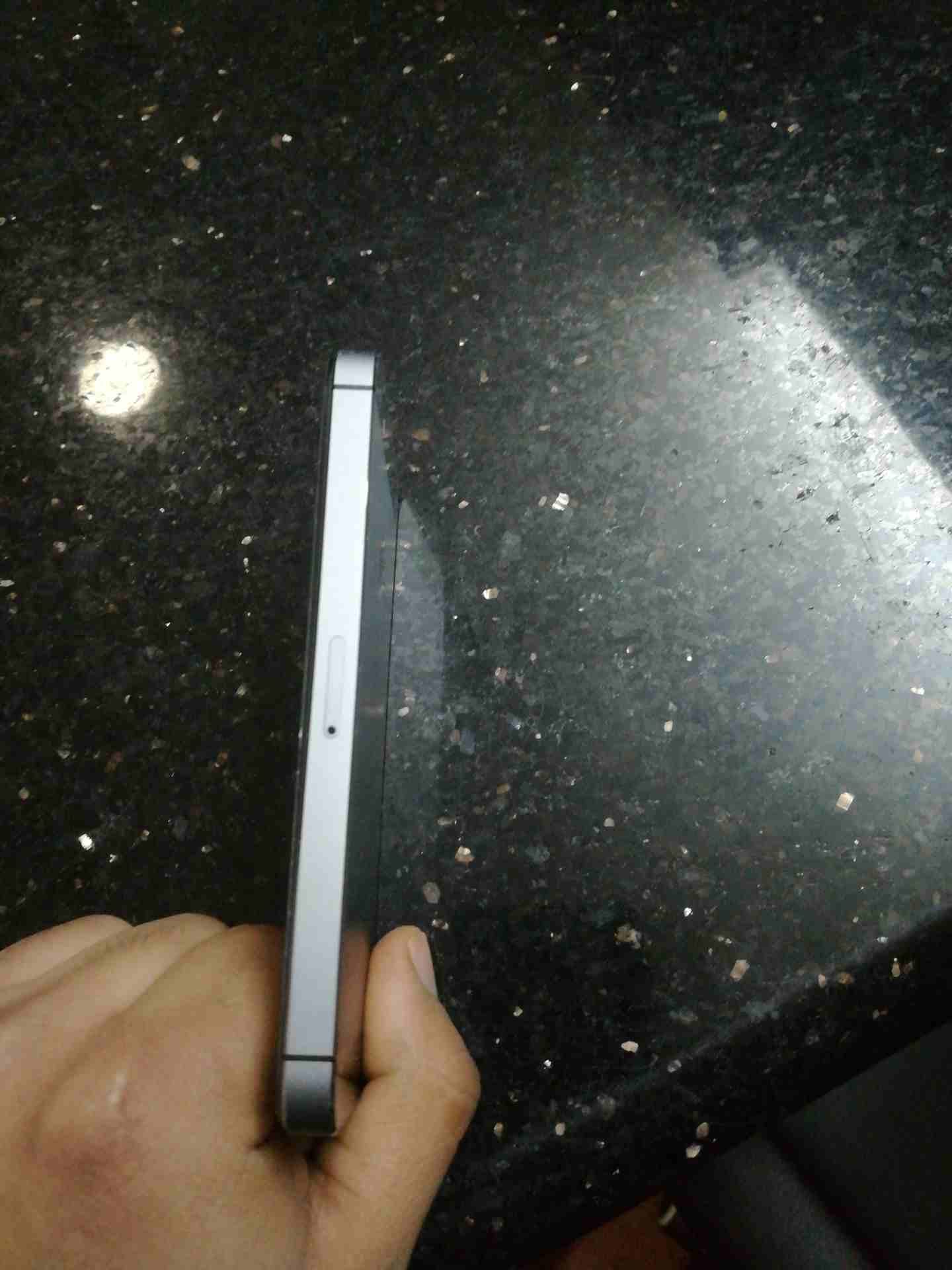 ايفون 5s 32g مع وصلة الشاحن و الكفر
لا تنسَ أنك شاهدت هذا الإعلان في عنكبوت
بحالة الوكالة نظيف جد...