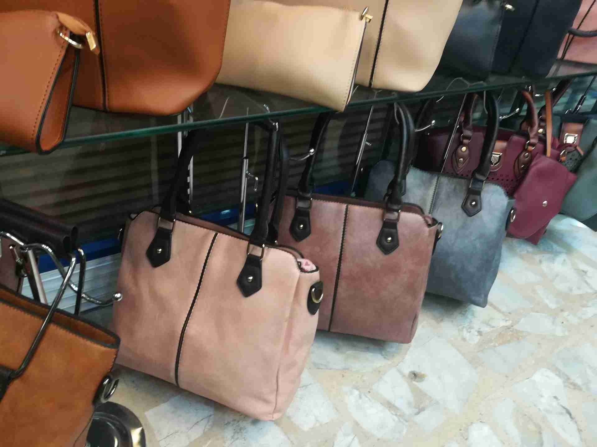 الزرقاء. البيع جمله فقققط
لا تنسَ أنك شاهدت هذا الإعلان في عنكبوت
شنط يد ستاتي...