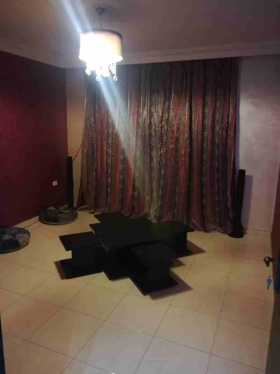 بيت للبيع في المدينة الرياضية
2 غرف نوم و وحدة ماستر
3 حمامات
صالون
مطبخ امريكي
بلكونه صغيره
غرفة ضيوف
عمر البناء: 3 سنين
للبيع مفروش : 61 الف
فاضي : 58000