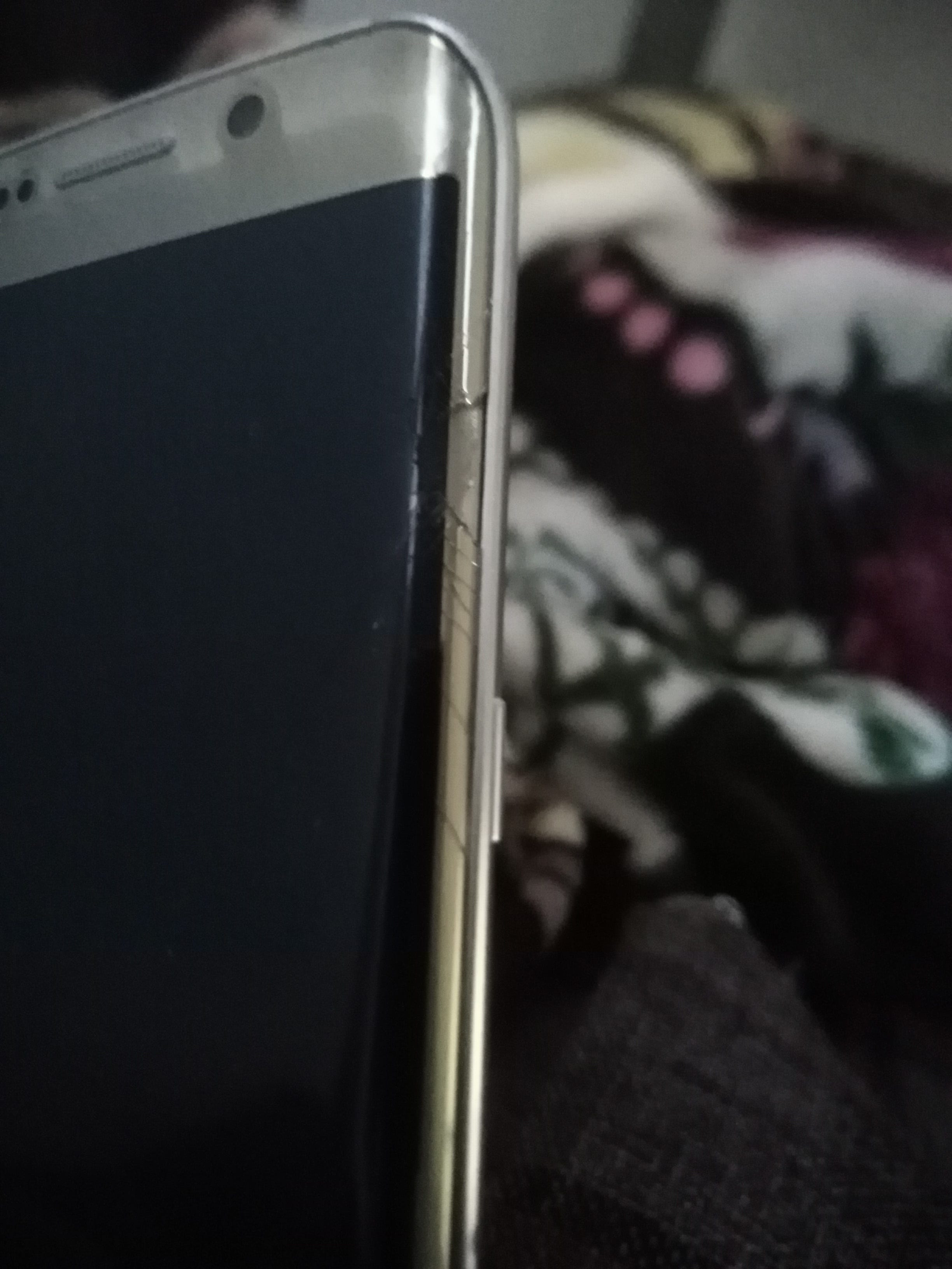 شاشة s6 edge كاملة
لا تنسَ أنك شاهدت هذا الإعلان في عنكبوت
فيها كسر بسيط عالجنب_الجهاز كامل ب...